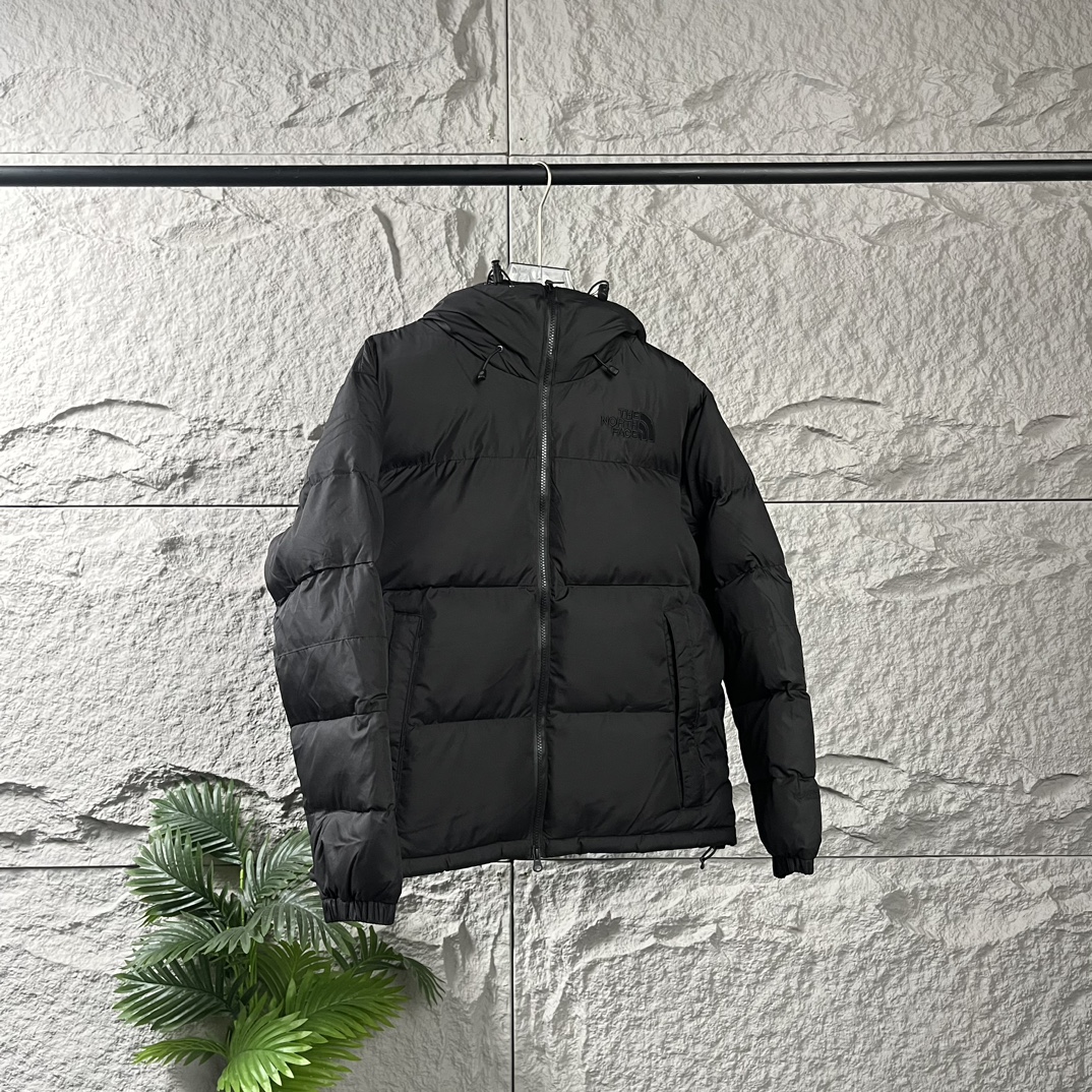 𝗧𝗛𝗘 𝗡𝗢𝗥𝗧𝗛 𝗙𝗔𝗖𝗘 |北面22F-WS Nuptse Hoodie 防风连帽羽绒服 它采用最新技术进行了更新。一款抗风能力很强的羽绒服。GORE-TEXINFINIUM PRODUCTS 用于外层材料,在阻挡冷空气的同时排出衣服内部的闷热感。填充物是环保回收的羽绒。通过用羽绒填充内领,增加了颈部的保暖性,减少了身体热量的释放。胸前刺绣北面标志,给人沉稳的印象。 颜色:黑色 银灰色 暗红色 尺码:S M L XL XXL