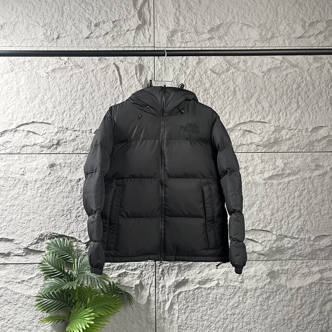 𝗧𝗛𝗘 𝗡𝗢𝗥𝗧𝗛 𝗙𝗔𝗖𝗘 |北面22F-WS Nuptse Hoodie 防风连帽羽绒服 它采用最新技术进行了更新。一款抗风能力很强的羽绒服。GORE-TEXINFINIUM PRODUCTS 用于外层材料,在阻挡冷空气的同时排出衣服内部的闷热感。填充物是环保回收的羽绒。通过用羽绒填充内领,增加了颈部的保暖性,减少了身体热量的释放。胸前刺绣北面标志,给人沉稳的印象。 颜色:黑色 银灰色 暗红色 尺码:S M L XL XXL