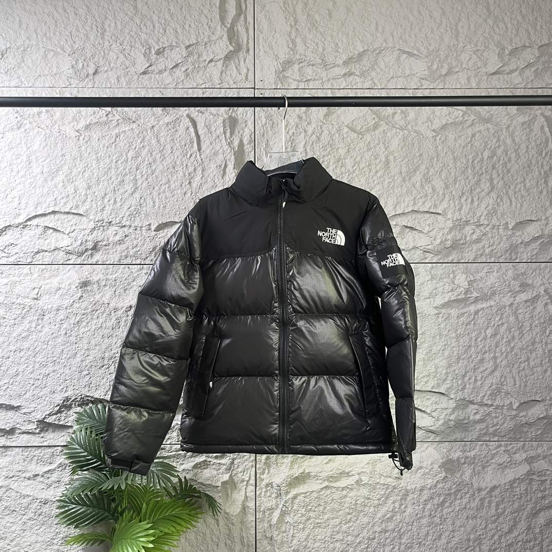 集合图
The North Face|北面大格子羽绒服
❶刺绣采用进口田岛绣花 万针刺绣,采用进口7号针,日本女皇绣线,保证每字饱满工、立体感清晰。
❷填充国标绒,保暖性能更出色,轻便不厚重,压缩后的蓬松度恢复性好!
❸原厂定制40D格子四级防水布料,内胆采用40T高密度胆布,防止跑绒,并保证手感及膨松度,内里采用尼龙nylon双重双层封禁设计,不会出现任何跑绒现象,内置抽拉绳扣的可调节下摆,可防风防寒!
❹拉链采用吉田YKK原厂定制,刻字清晰,质感完美顺滑.
❺辅料及扣子均采用原版一样铜芯弹簧【非市面铁芯弹簧】
码数:XS S M L XL XXL
颜色:黑色 白色 以太蓝 小麦色 黑灰色 芥茉绿 砖红色 粉色