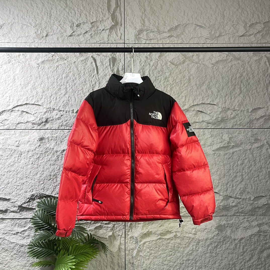 集合图
The North Face|北面大格子羽绒服
❶刺绣采用进口田岛绣花 万针刺绣,采用进口7号针,日本女皇绣线,保证每字饱满工、立体感清晰。
❷填充国标绒,保暖性能更出色,轻便不厚重,压缩后的蓬松度恢复性好!
❸原厂定制40D格子四级防水布料,内胆采用40T高密度胆布,防止跑绒,并保证手感及膨松度,内里采用尼龙nylon双重双层封禁设计,不会出现任何跑绒现象,内置抽拉绳扣的可调节下摆,可防风防寒!
❹拉链采用吉田YKK原厂定制,刻字清晰,质感完美顺滑.
❺辅料及扣子均采用原版一样铜芯弹簧【非市面铁芯弹簧】
码数:XS S M L XL XXL
颜色:黑色 白色 以太蓝 小麦色 黑灰色 芥茉绿 砖红色 粉色