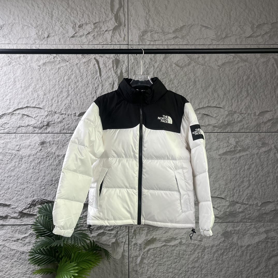 集合图
The North Face|北面大格子羽绒服
❶刺绣采用进口田岛绣花 万针刺绣,采用进口7号针,日本女皇绣线,保证每字饱满工、立体感清晰。
❷填充国标绒,保暖性能更出色,轻便不厚重,压缩后的蓬松度恢复性好!
❸原厂定制40D格子四级防水布料,内胆采用40T高密度胆布,防止跑绒,并保证手感及膨松度,内里采用尼龙nylon双重双层封禁设计,不会出现任何跑绒现象,内置抽拉绳扣的可调节下摆,可防风防寒!
❹拉链采用吉田YKK原厂定制,刻字清晰,质感完美顺滑.
❺辅料及扣子均采用原版一样铜芯弹簧【非市面铁芯弹簧】
码数:XS S M L XL XXL
颜色:黑色 白色 以太蓝 小麦色 黑灰色 芥茉绿 砖红色 粉色