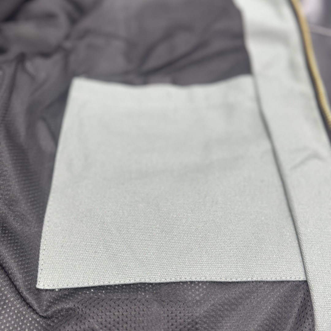 Carhartt WIP J01 Jacket: American Classic in Various Colors and Sizes - 图片 8