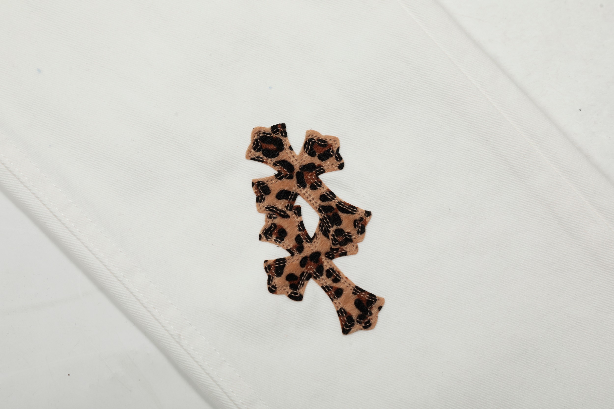 Chrome Hearts Crots: White Leopards Cross-Cut Jeans Review & Details - 图片 7