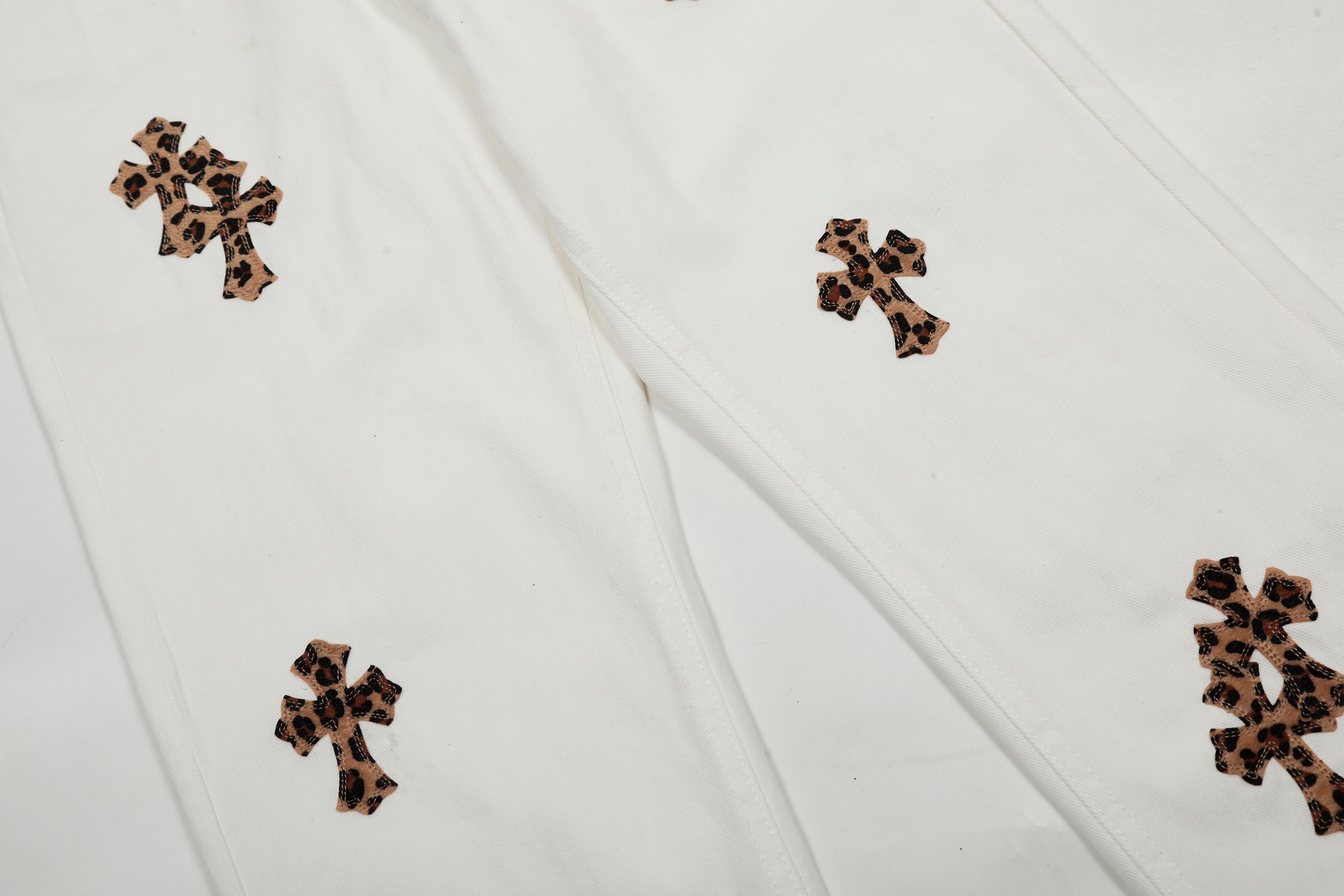 Chrome Hearts Crots: White Leopards Cross-Cut Jeans Review & Details - 图片 5