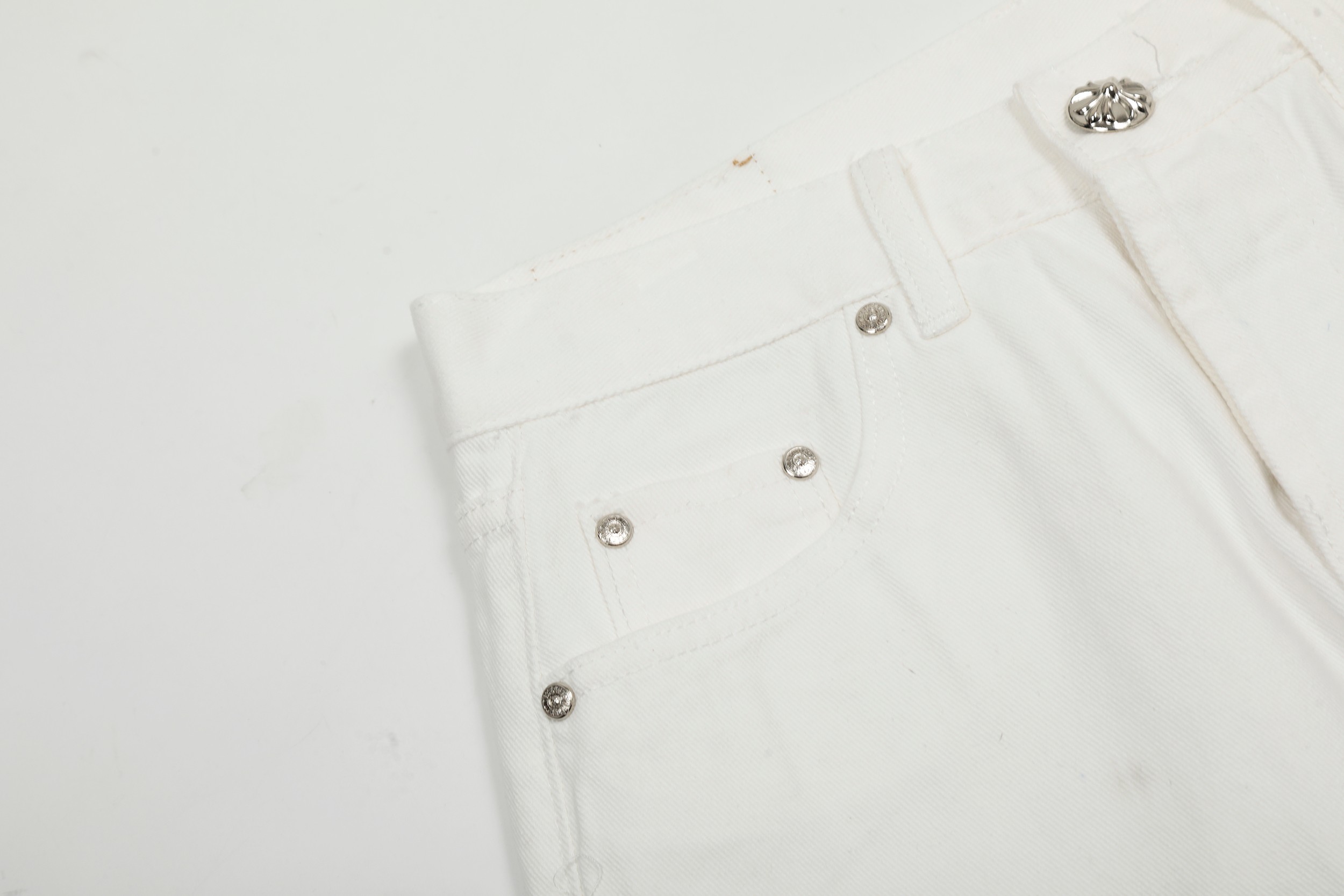 Chrome Hearts Crots: White Leopards Cross-Cut Jeans Review & Details - 图片 6
