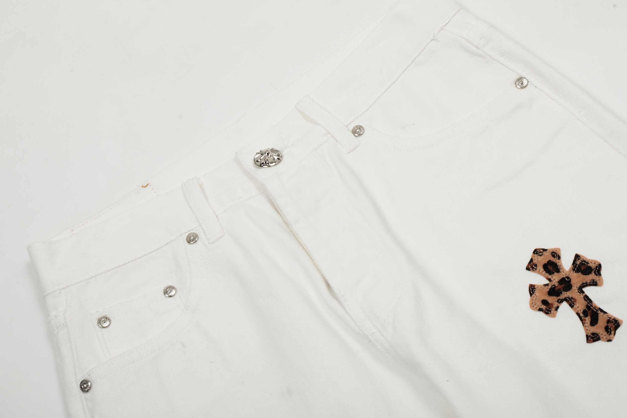 Chrome Hearts Crots: White Leopards Cross-Cut Jeans Review & Details - 图片 4