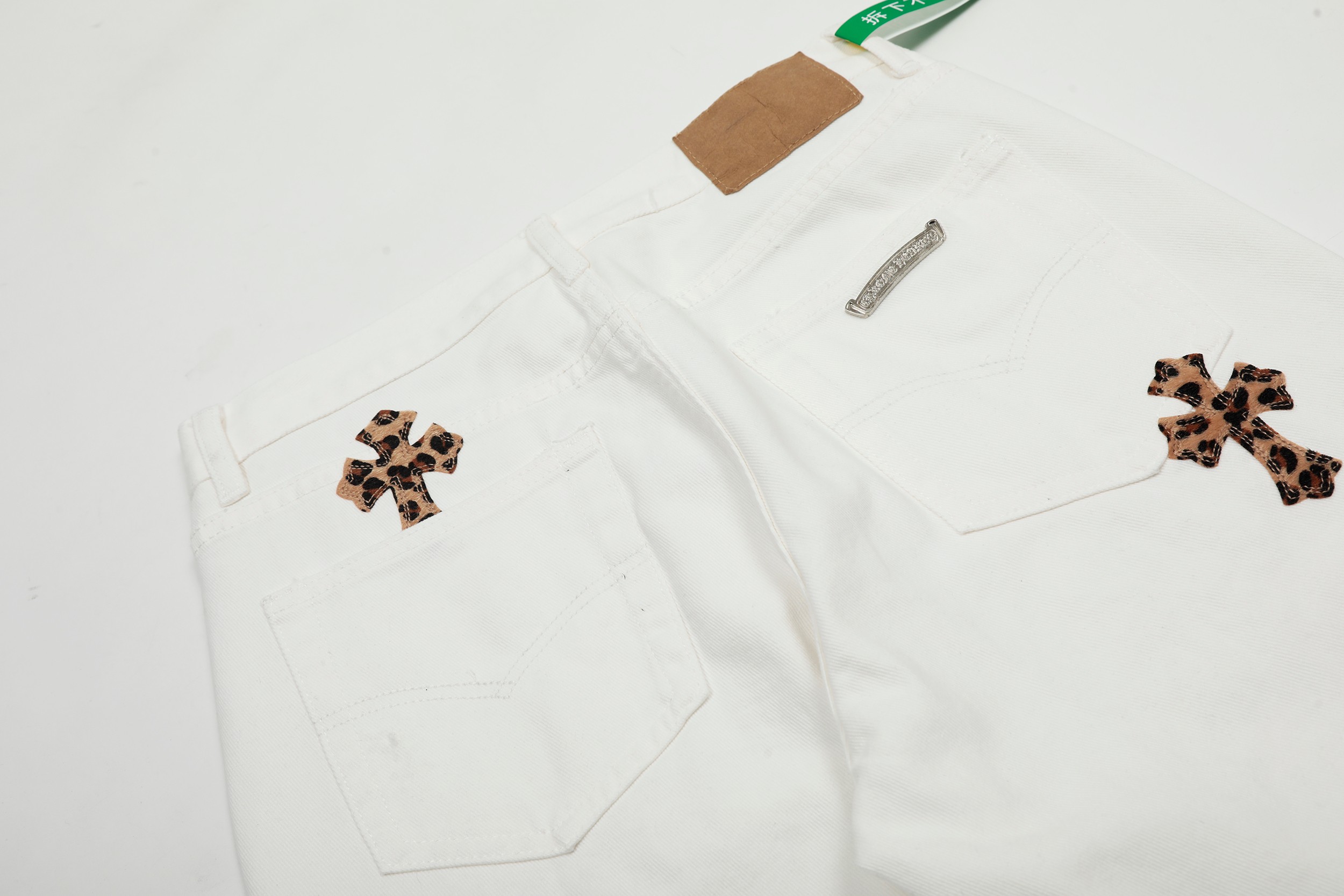 Chrome Hearts Crots: White Leopards Cross-Cut Jeans Review & Details - 图片 8