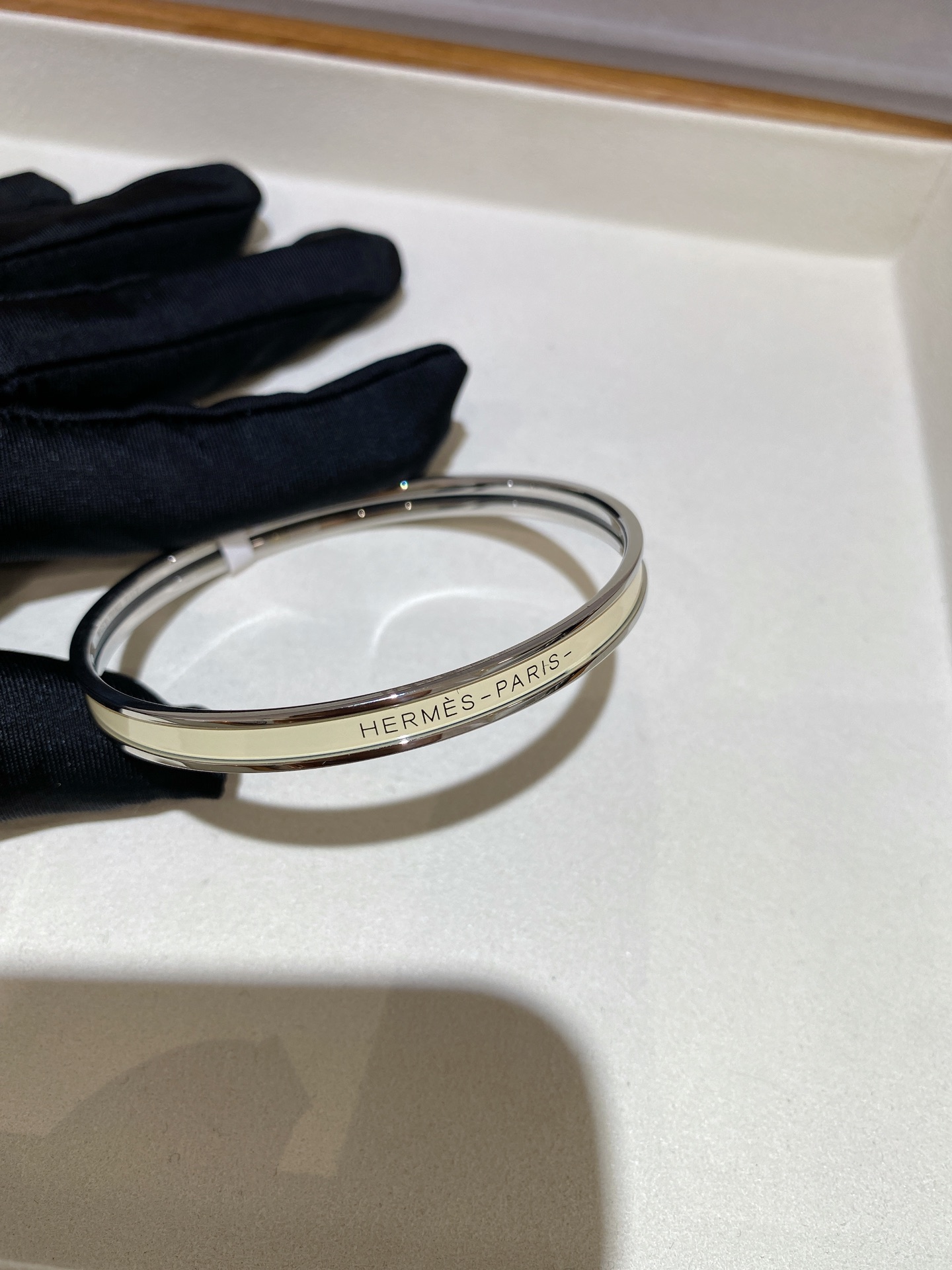 NO:633680,Enamel bracelet (silver edge) Whitening and Amway, high-end and versatile, a must-have small item for horse owners, great value item, looks good when worn alone or stacked, ready for delivery in seconds 88220,,bracelet,Cardia high-end jewelry19860909珐琅手镯（银边） 显白安利 高级百搭 养马人必备的小物件 超值单品 单戴 叠戴都好看 现货秒发 88220,,bracelet,卡迪亚高端饰品,Jewelry