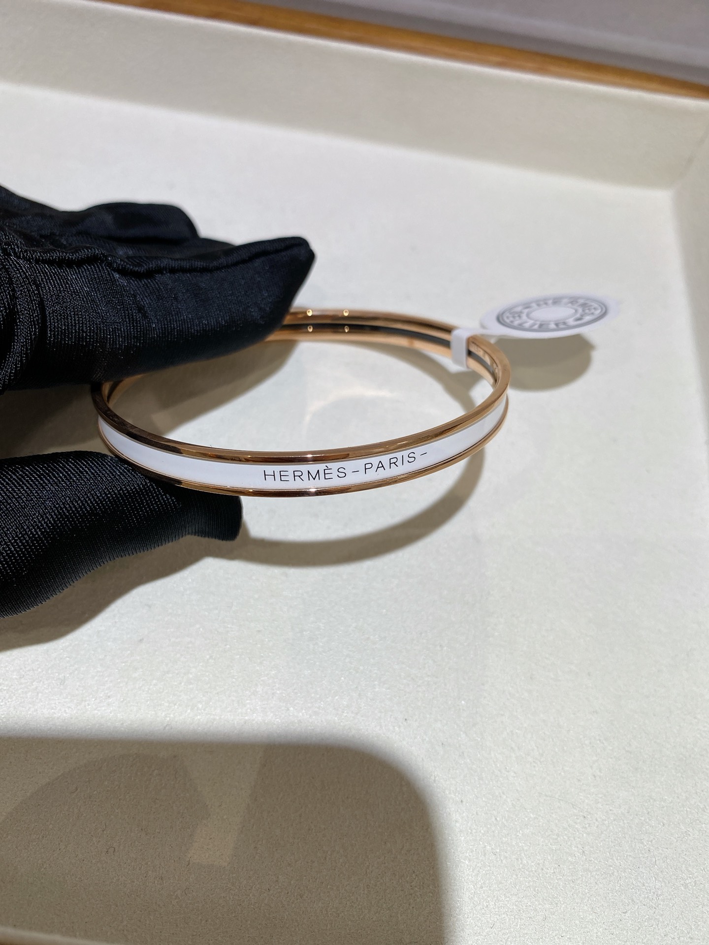 NO:633682,Enamel bracelet (rose gold edge) Whitening and Amway, high-end and versatile, a must-have small item for horse owners, great value item, looks good when worn alone or stacked, ready for delivery in seconds 88220,,bracelet,Cardia high-end jewelry19860909珐琅手镯（玫瑰金边） 显白安利 高级百搭 养马人必备的小物件 超值单品 单戴 叠戴都好看 现货秒发 88220,,bracelet,卡迪亚高端饰品,Jewelry