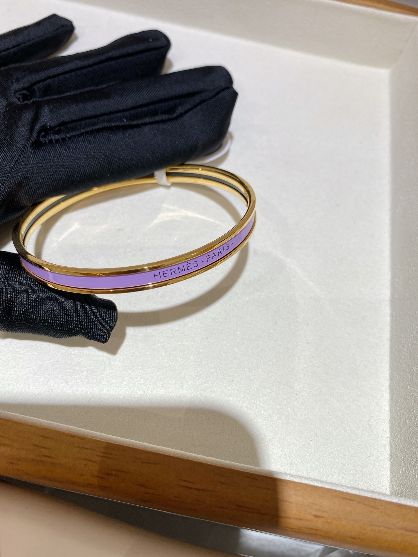 NO:633684,Enamel bracelet (gold edge) Whitening and Amway, high-end and versatile, a must-have small item for horse owners, great value item, looks good when worn alone or stacked, ready for delivery in seconds 88220,,bracelet,Cardia high-end jewelry19860909珐琅手镯（金边） 显白安利 高级百搭 养马人必备的小物件 超值单品 单戴 叠戴都好看 现货秒发 88220,,bracelet,卡迪亚高端饰品,Jewelry