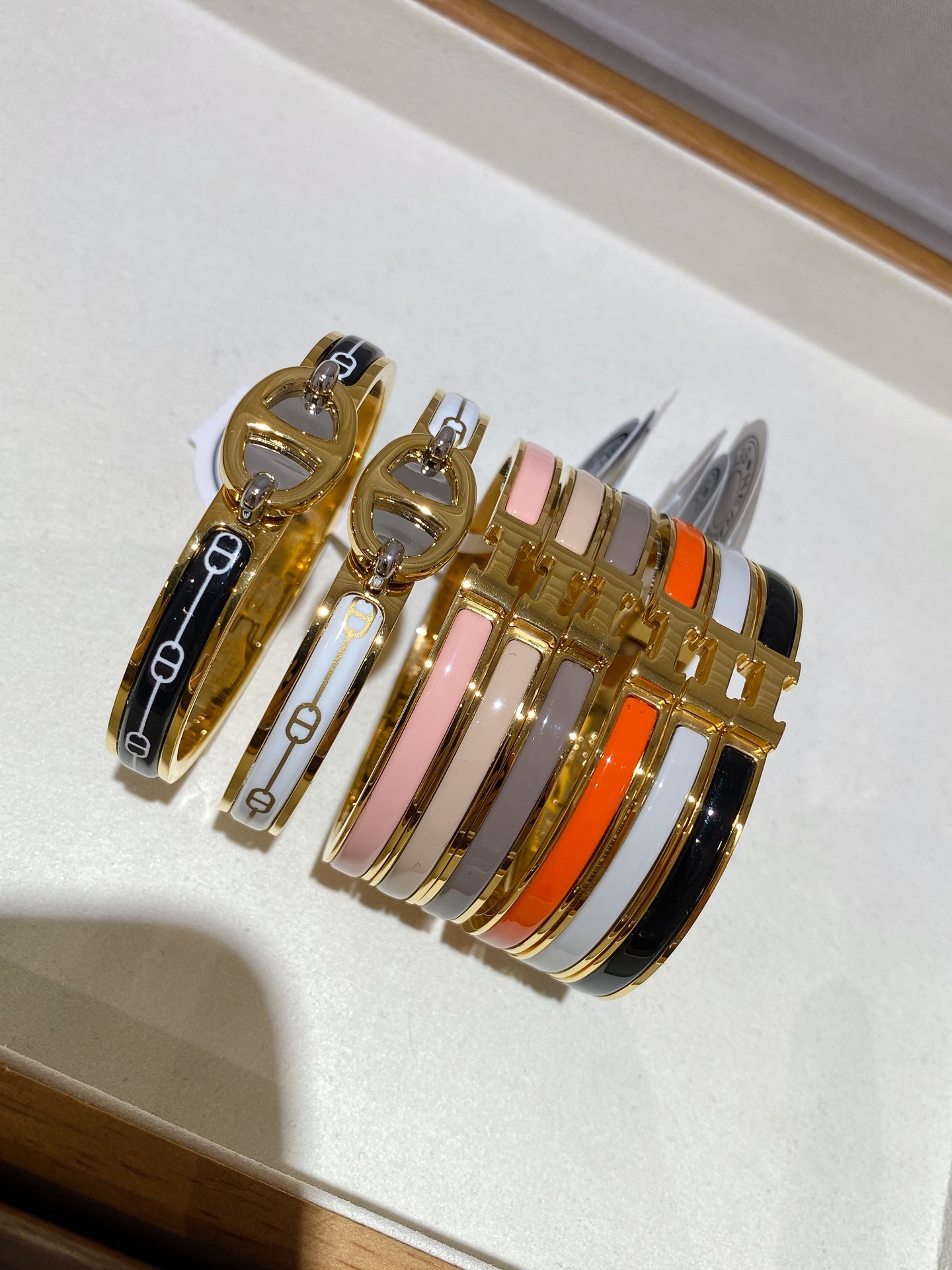 NO:766578,Hermès narrow version enamel bracelet, whitening and comfortable, high-end and versatile, a must-have for horse owners, looks good when worn alone or stacked, Hermes bracelet, hermes, bracelet19860909爱马仕窄版珐琅手镯 显白安利 高级百搭 养马人必备 单戴 叠戴都好看,爱马仕手镯,hermes,bracelet,Jewelry