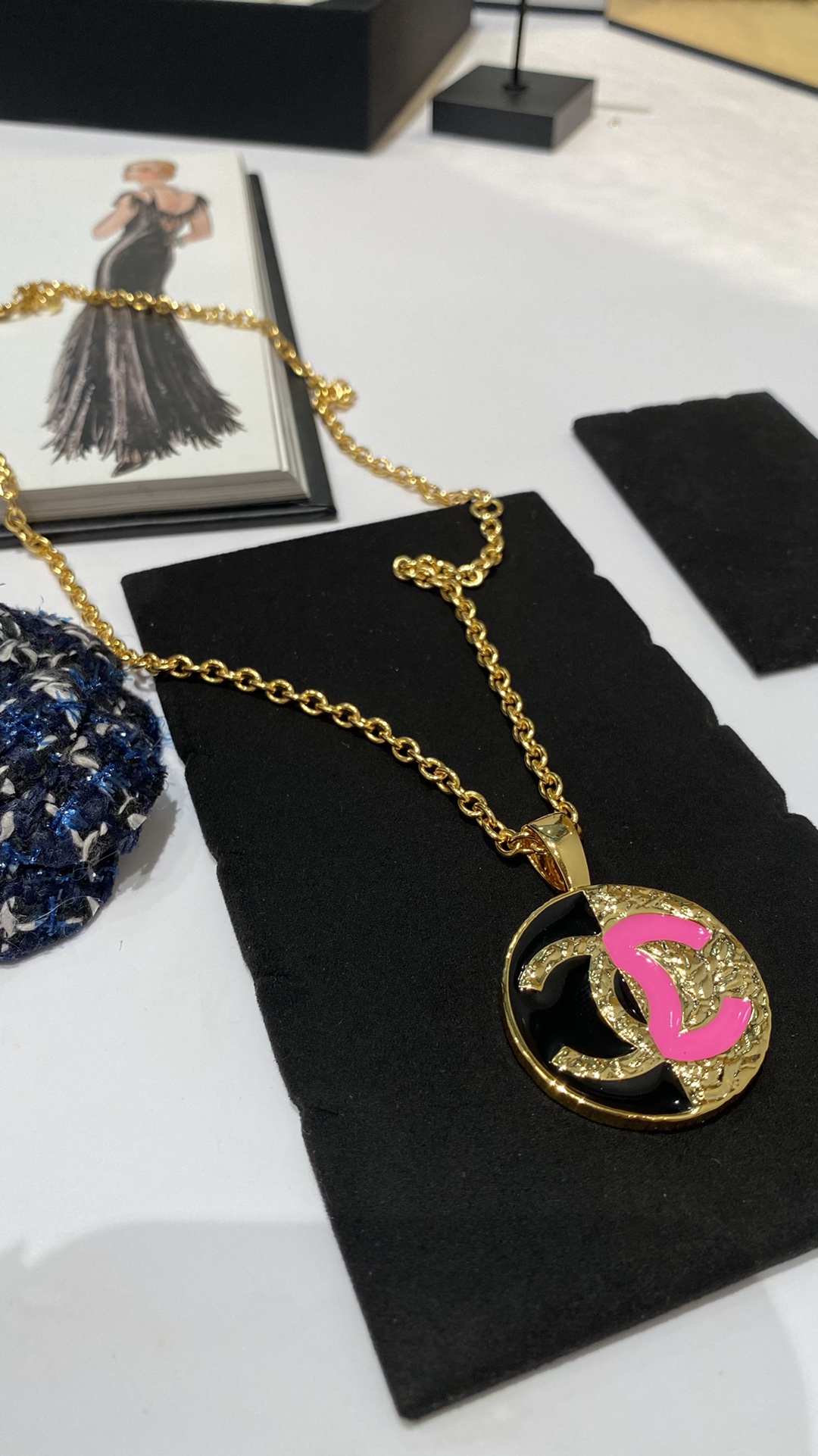 Chanel Jewelry Necklaces & Pendants Black Pink