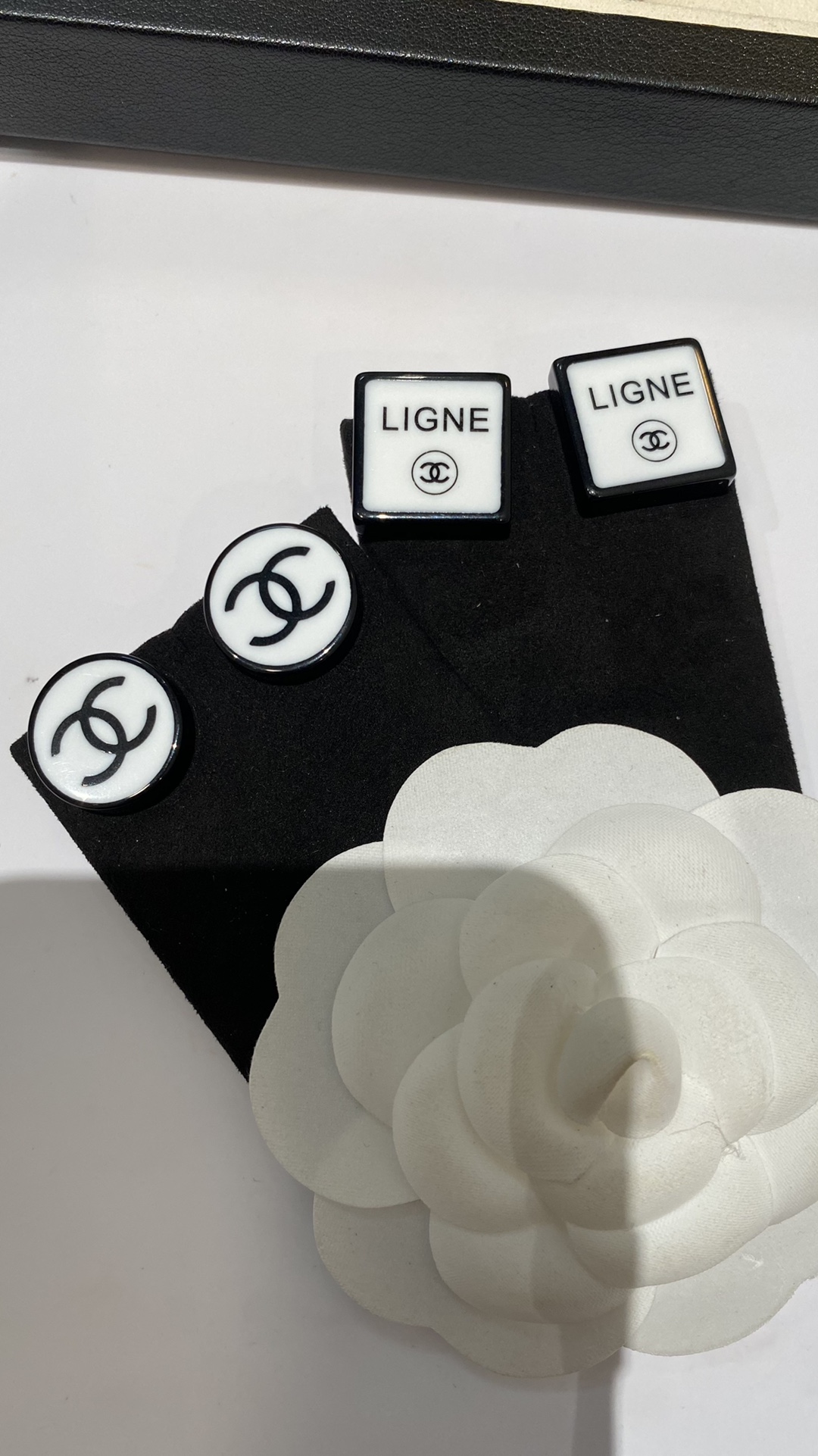 High Quality Perfect
 Chanel Jewelry Earring Replicas Buy Special
 Black White