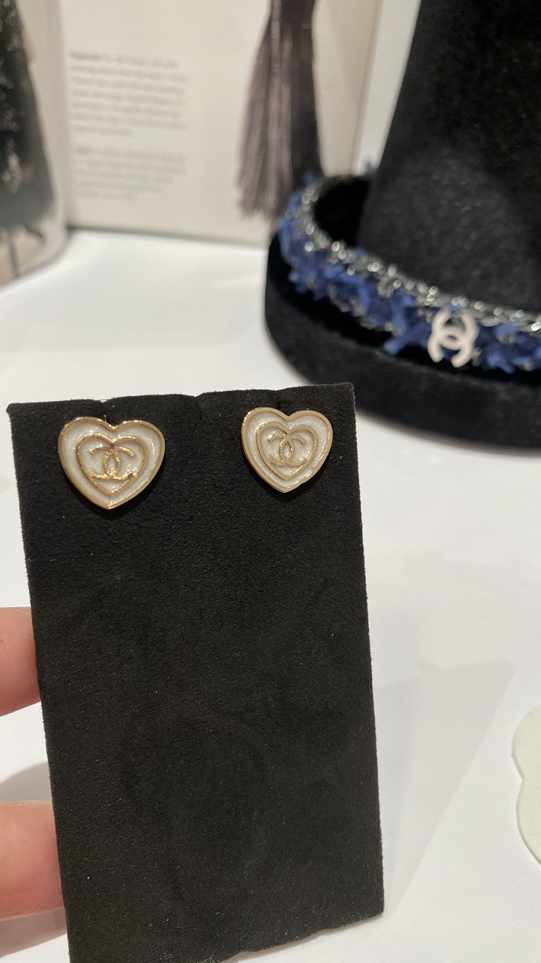 NO:101261,【New style sharing】 @ Little Love Enamel Earrings, gentle and elegant, white and noble, small size just right, very recommended for daily life, Chanel earrings, chanel19860909【新款分享】 @ 小爱心珐琅耳钉 一整个温柔住 显白又贵气 尺寸小的刚刚好 日常很推荐,香奈儿耳钉,chanel,Jewelry