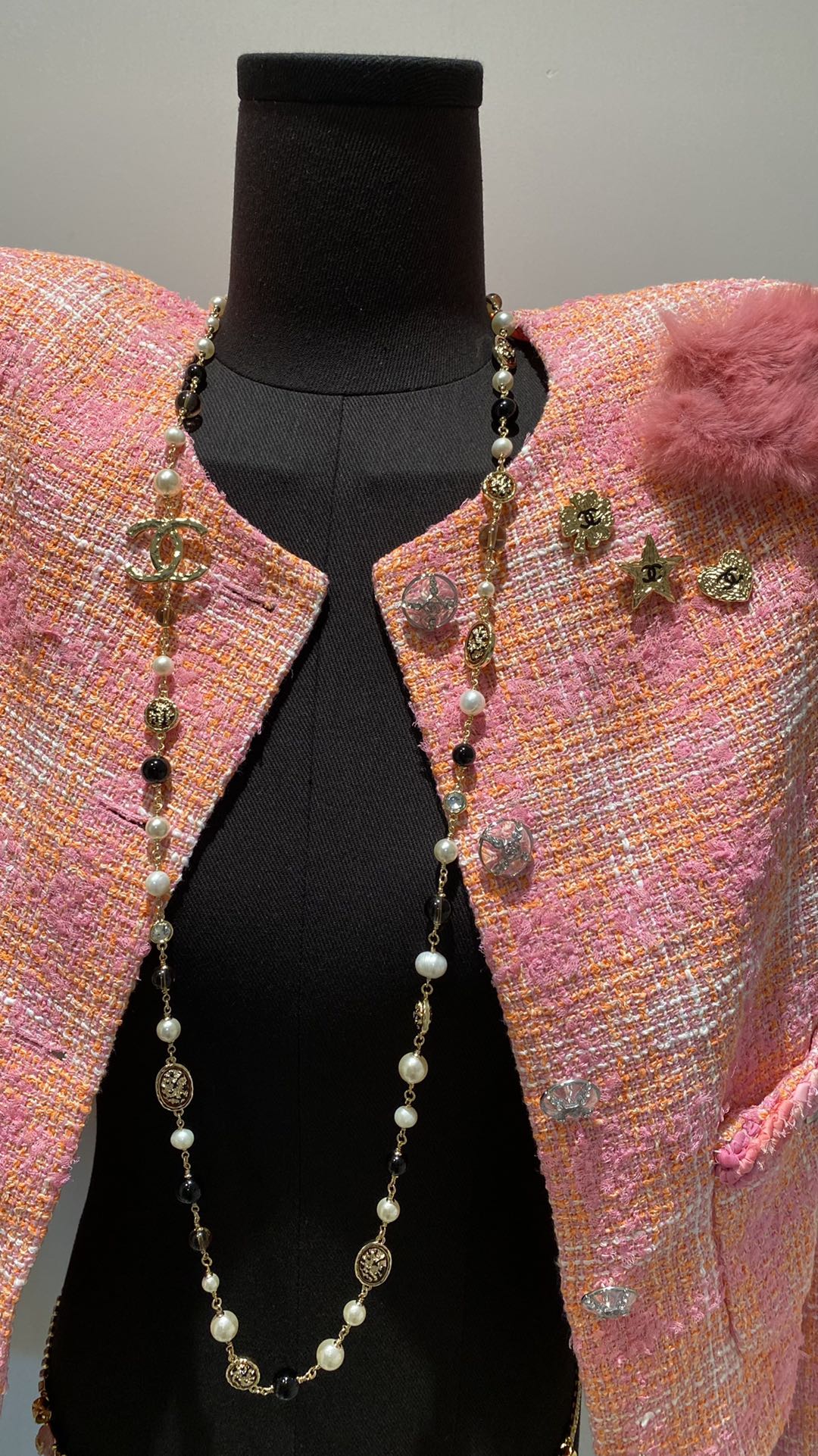 Chanel Jewelry Necklaces & Pendants Black Yellow Brass