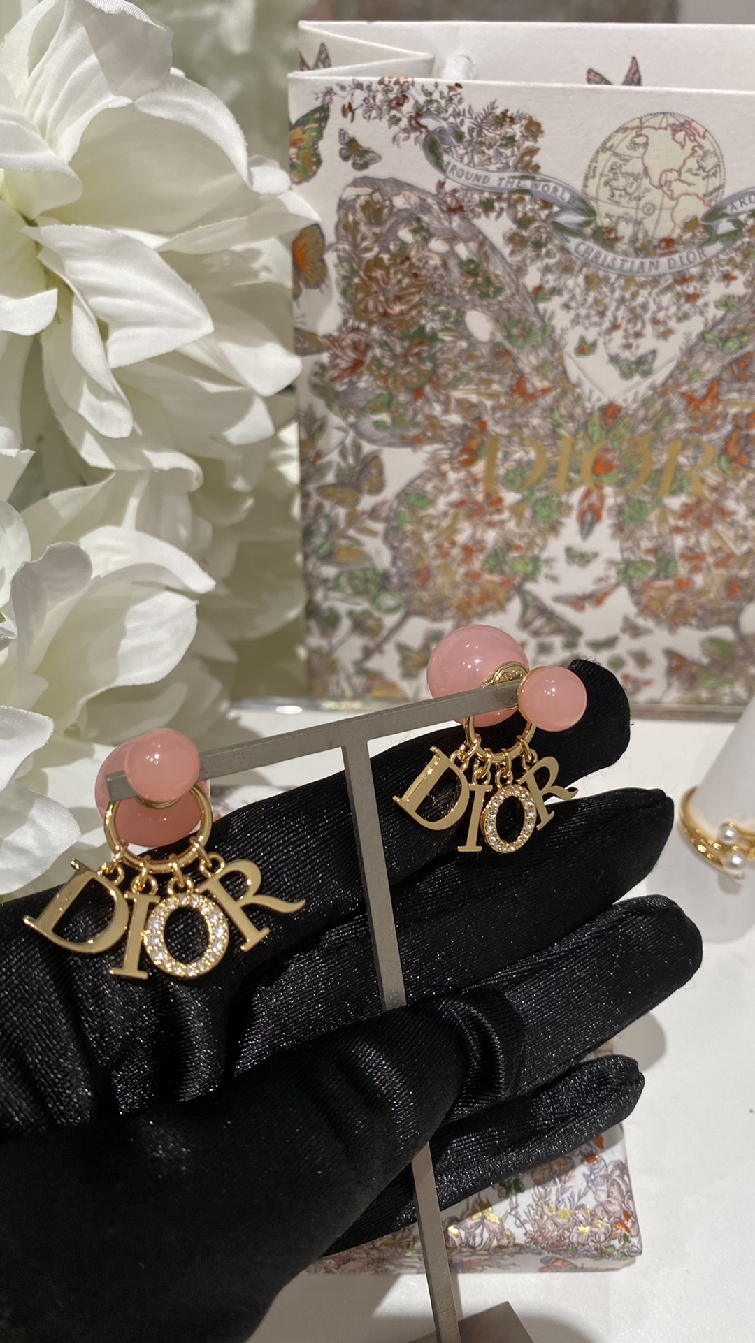 Orecchini con logo e doppia perla in vetro rosa
𝐃𝐢𝐨𝐫