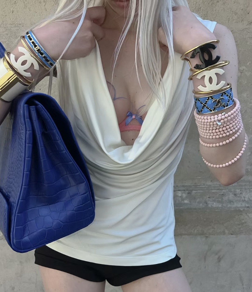 NO:104487,[New style sharing] Platinum acrylic bracelet, eye-catching and stylish, stacked, good-looking, full of texture, not empty in summer, Chanel bracelet, chanel, bracelet19860909【新款分享】 白金亚克力手镯 吸睛个性且时髦 叠戴 单戴都好看 质感满满 夏天手腕不能空,香奈儿手镯,chanel,bracelet,Jewelry