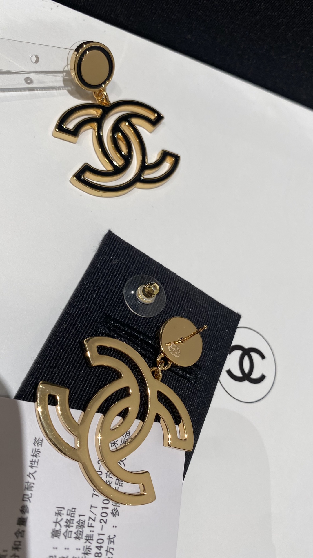 💰95
𝐂𝐡𝐚𝐧𝐞𝐥 𝟐𝟒𝐚 漫画描边镂空金纽扣吊大双C耳环大尺寸
𝐲𝐛黄铜 黑/白珐琅材质
