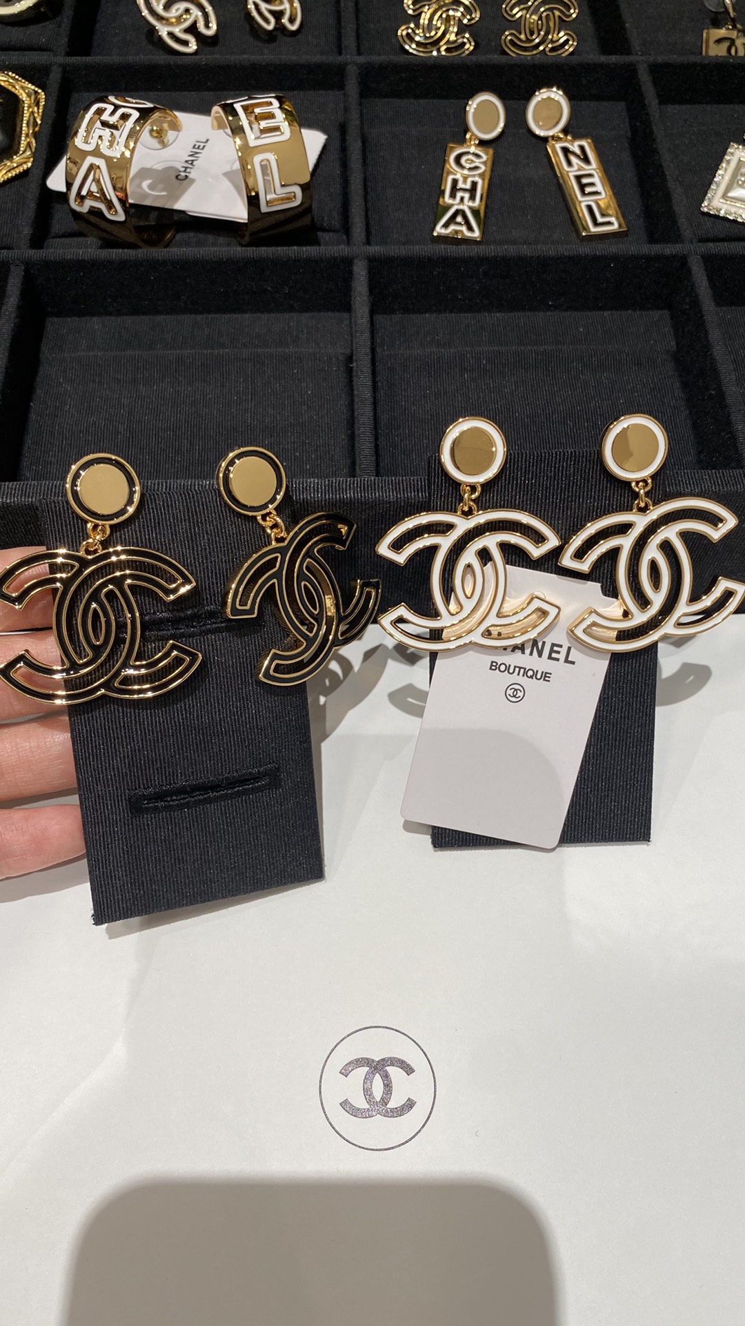 NO:102002,Comic stroke hollow gold button hanging large double C earrings large size brass black/white enamel material, Chanel earrings, chanel, earrings19860909漫画描边镂空金纽扣吊大双C耳环大尺寸 黄铜 黑/白珐琅材质,香奈儿耳钉,chanel,earrings,Jewelry