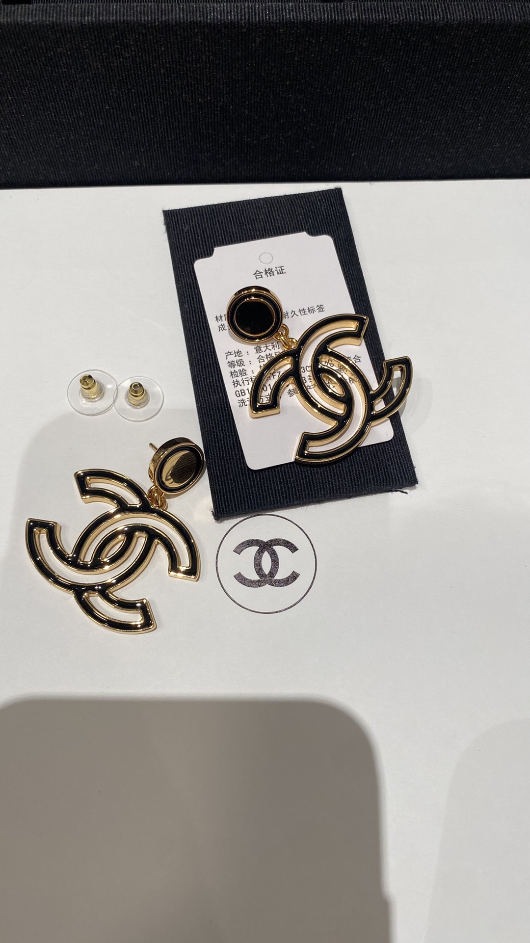 💰95
𝐂𝐡𝐚𝐧𝐞𝐥 𝟐𝟒𝐚 漫画描边镂空金纽扣吊大双C耳环大尺寸
𝐲𝐛黄铜 黑/白珐琅材质
