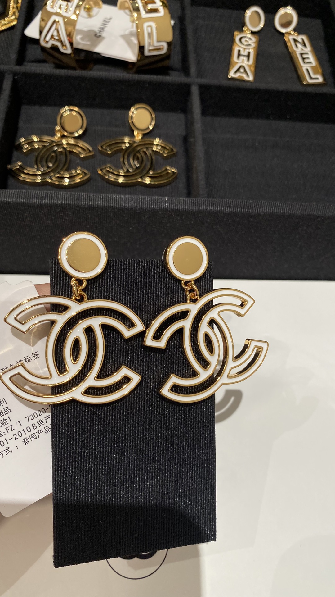 💰95
𝐂𝐡𝐚𝐧𝐞𝐥 𝟐𝟒𝐚 漫画描边镂空金纽扣吊大双C耳环大尺寸
𝐲𝐛黄铜 黑/白珐琅材质