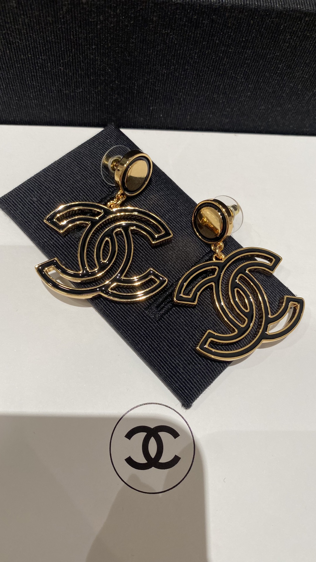 💰95
𝐂𝐡𝐚𝐧𝐞𝐥 𝟐𝟒𝐚 漫画描边镂空金纽扣吊大双C耳环大尺寸
𝐲𝐛黄铜 黑/白珐琅材质