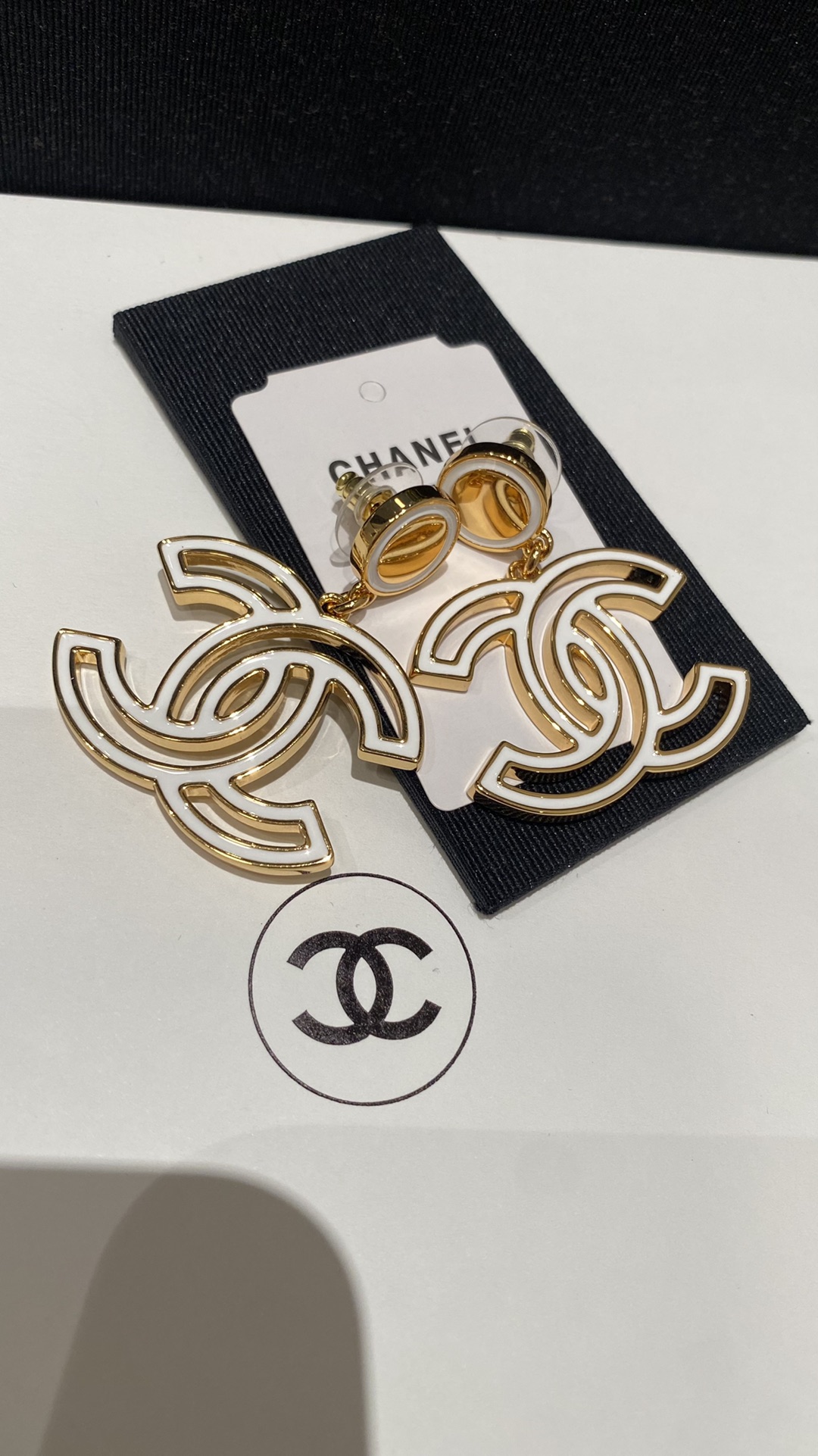 💰95
𝐂𝐡𝐚𝐧𝐞𝐥 𝟐𝟒𝐚 漫画描边镂空金纽扣吊大双C耳环大尺寸
𝐲𝐛黄铜 黑/白珐琅材质
