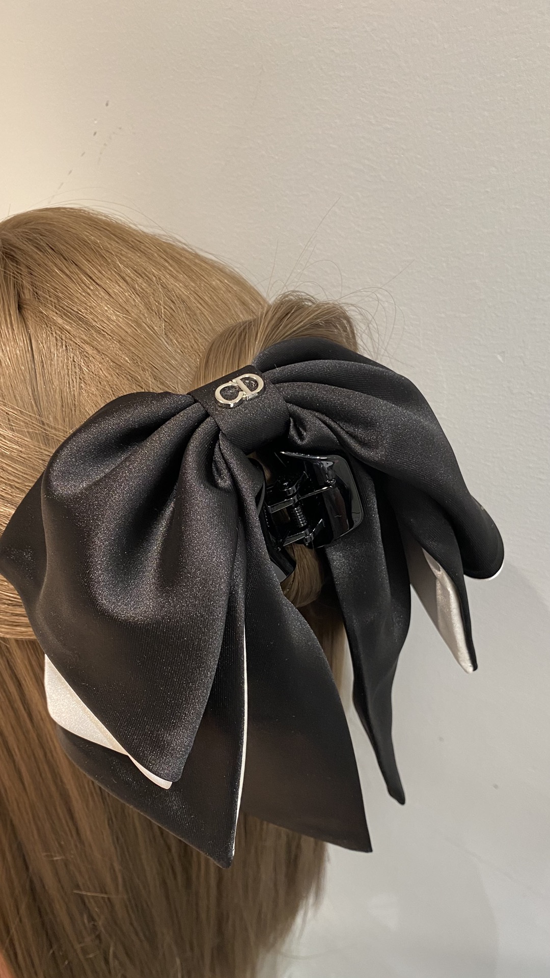 NO:631631,88180, Dior satin two-color oversized bow medium-sized clip. The texture fully modifies the face shape. The half-up hair adds a sense of layering. The temperament is elegant and French retro. Dior, Cartier high-end accessories that walk between the hearts of girls and grown-up women.1986090988180,迪奥 缎面双色超大蝴蝶结中号抓夹 质感满满修饰脸型 半盘发增加层次感 气质优雅且法式复古 在少女心和大女人之间游走的,,dior,卡迪亚高端饰品,Jewelry