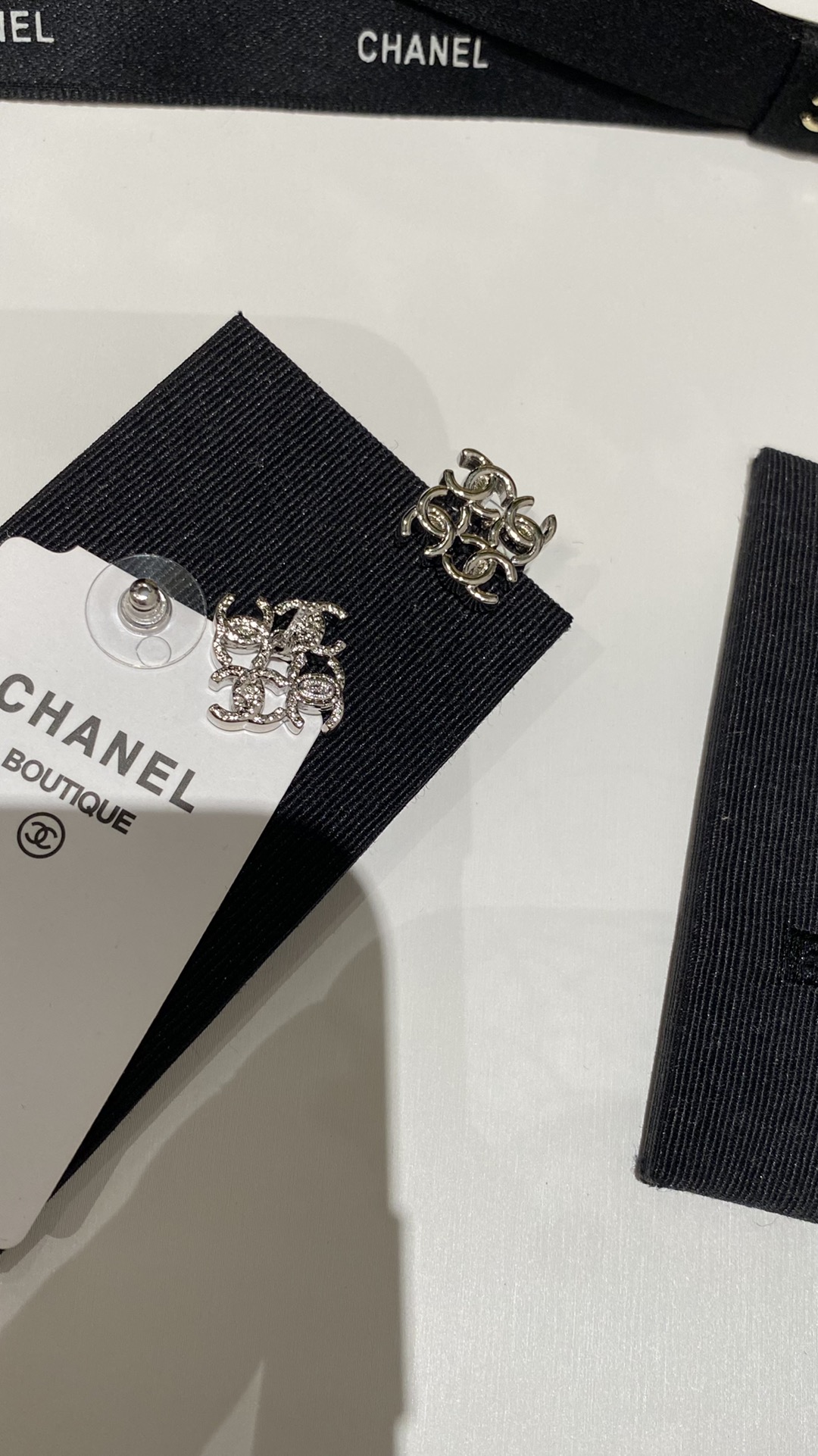 chanel 24B 方形镂空4枚双c标志耳钉 5