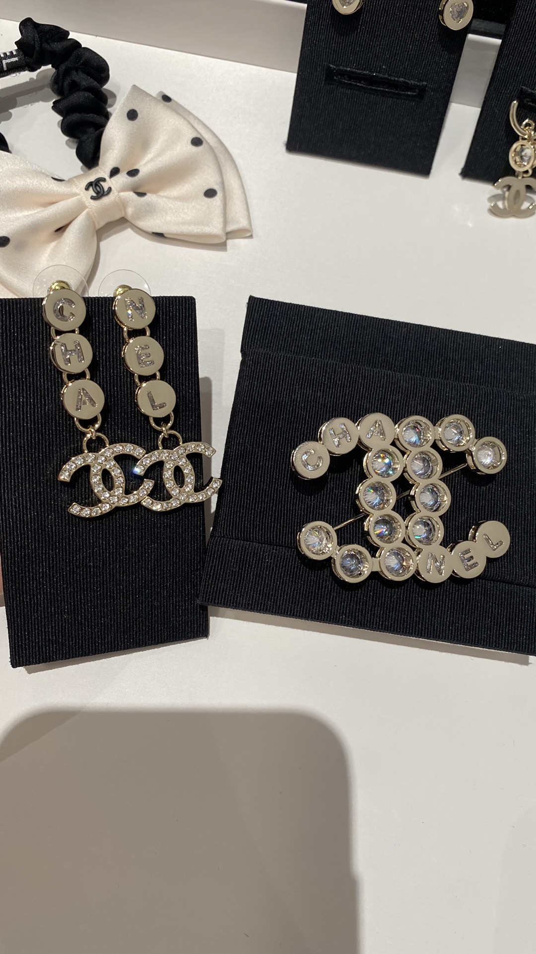 NO:104231,[New style sharing] New product anti-diamond love letter double C jewelry. The round hollow position adopts crystal diamond anti-insert hollow design. Earring pendant. Earrings, Chanel brooch, chanel, earrings, brooch, breastpin19860909【新款分享】  新品反镶钻爱心字母双c首饰 圆形镂空位采用晶钻反镶嵌镂空设计 耳环吊坠 耳圈,香奈儿胸针,chanel,earrings,brooch，breastpin,Jewelry