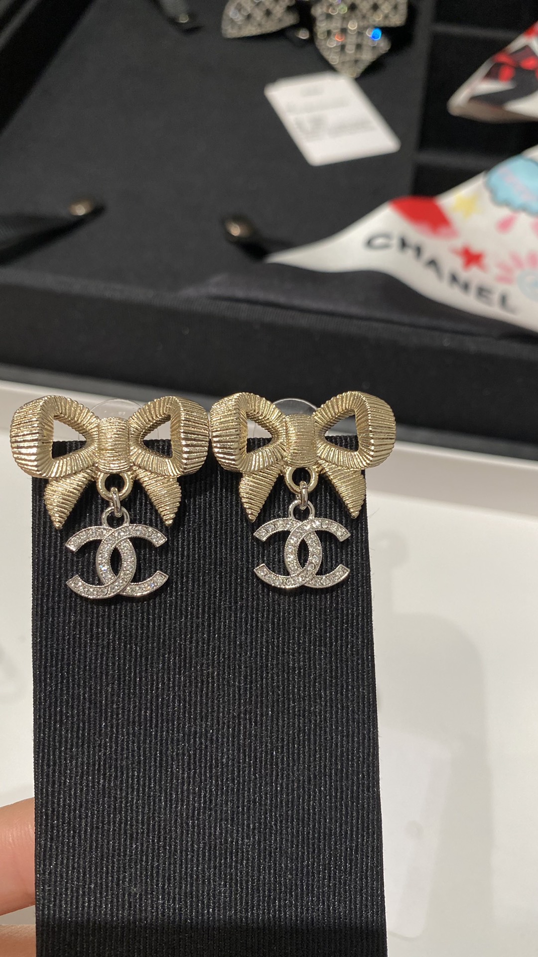 NO:102762,[New style sharing] Light gold bow silver double C crystal diamond earrings hollow bow and line engraved gold and silver two-color design, full of three-dimensional sense, sweet upper ear effect, a little fairy must enter, daily commuting versatile and very gentle, Chanel earrings, chanel, earrings19860909【新款分享】  浅金色蝴蝶结银色双c晶钻耳环 镂空蝴蝶结且线条雕刻金银双色设计 立体感十足 上耳效果甜美气质 小仙女必入 日常通勤百搭且巨温柔,香奈儿耳钉,chanel,earrings,Jewelry