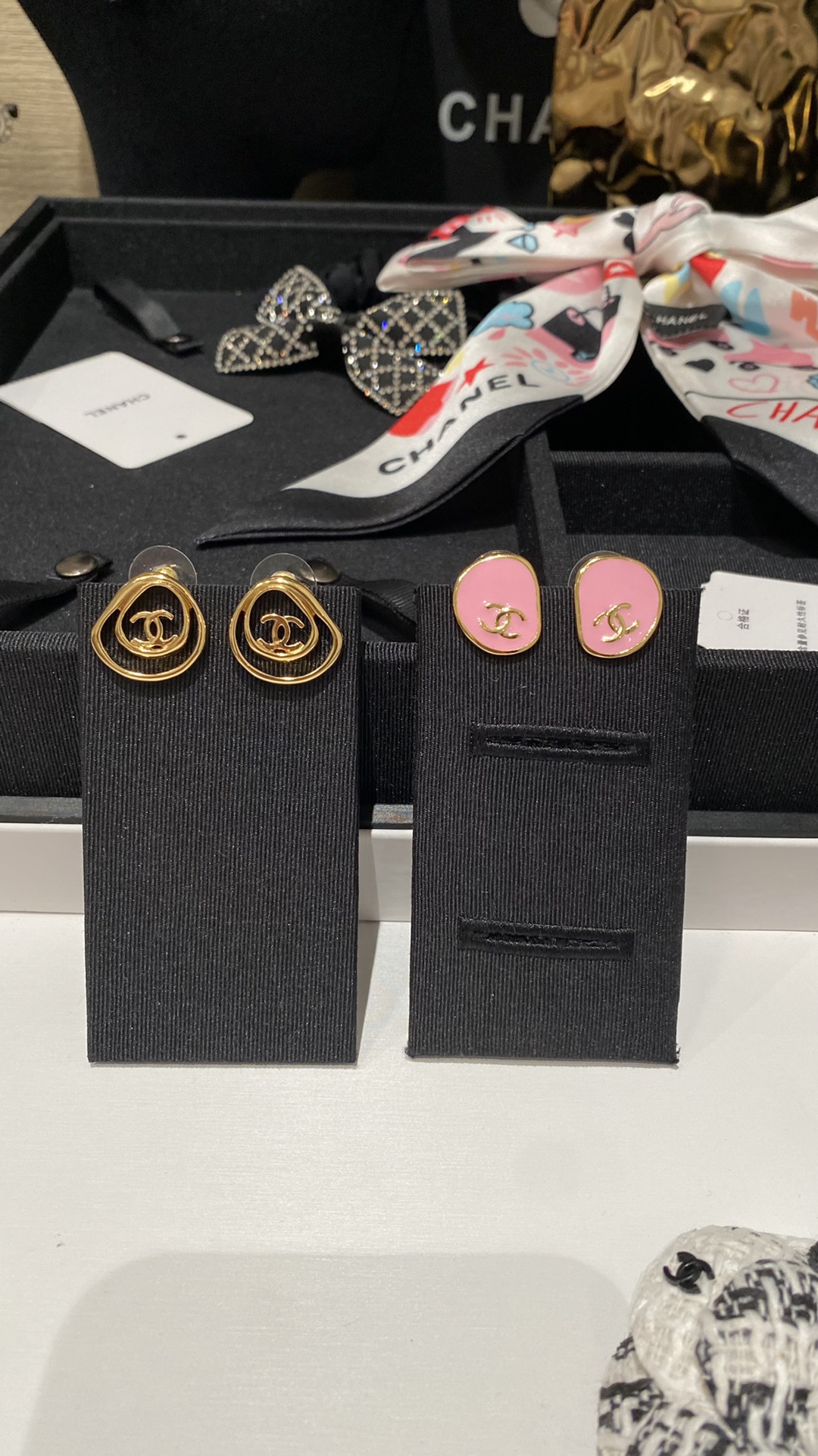 NO:102284,[New style sharing] New product, special-shaped double C hollow pink enamel gold earrings, small, very mini, beautiful, exquisite and practical, very versatile in daily commuting, very like the texture, sisters who don’t want to have empty ears, Chanel earrings, chanel19860909【新款分享】  新品 异形双c镂空粉珐琅金色小耳钉 小小的很mini 貌美精致又很实戴 日常通勤很百搭 质感很喜欢 不想耳朵空空的姐妹必入,香奈儿耳钉,chanel,Jewelry