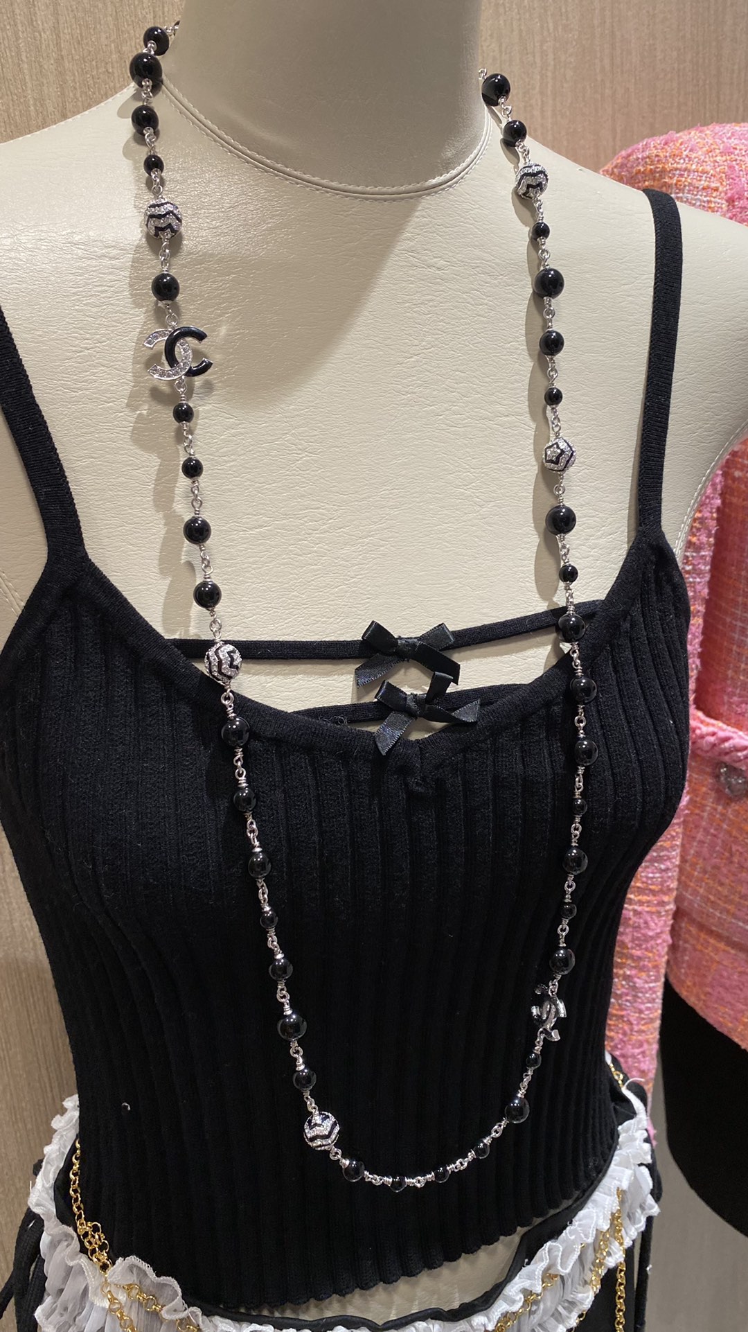 NO:633293,[New style sharing] Full diamond pentagram zebra pattern silver glazed black bead sweater chain. Black glazed clothing beads with a high bead feel on the upper body add inspiration to the outfit. The looming fine glitter at the double C position shows the quiet blue and black of the starry sky under different lights. It is truly a gender-neutral long necklace. The texture is very high-end. I really love this color combination in autumn and winter. 88360, sweaters, necklace, Cardia high-end jewelry19860909【新款分享】 满钻五角星球斑马纹银色琉璃黑珠毛衣链 有高珠感的黑琉璃服饰珠 上身增添穿搭灵感 双c位置若隐若现的细闪不同光线下呈现着星空静谧蓝黑色 真正做到不分性别的中性长项链 质感非常高级 秋冬真的很爱这种色系的搭配88360,,sweaters,necklace,卡迪亚高端饰品,Jewelry