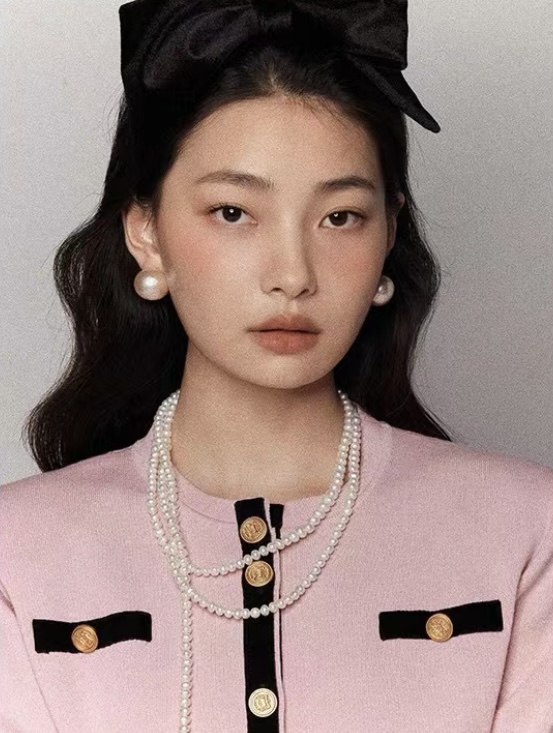 NO:632022,88170, New product, oversized bow black velvet black double C crystal diamond headband. French retro style with velvet fabric, which looks high-end. It exudes subtle sparkles under different lights. Full of autumn and winter atmosphere. Oversized bow design. Sweet and rich, with a sense of wealth and wealth. A perfect headband and face artifact. The matching clothes have a high return rate. Cardia high-end jewelry1986090988170, 新品 超大蝴蝶结黑丝绒黑色双c晶钻发箍 法式复古风搭配丝绒面料巨显高级 在不同光线下散发着微微细闪 秋冬氛围感拉满 超大蝴蝶结设计 甜美中带着富家千金贵气感 妥妥的头包脸神器 搭配衣物回头率超高哦,,卡迪亚高端饰品,Jewelry