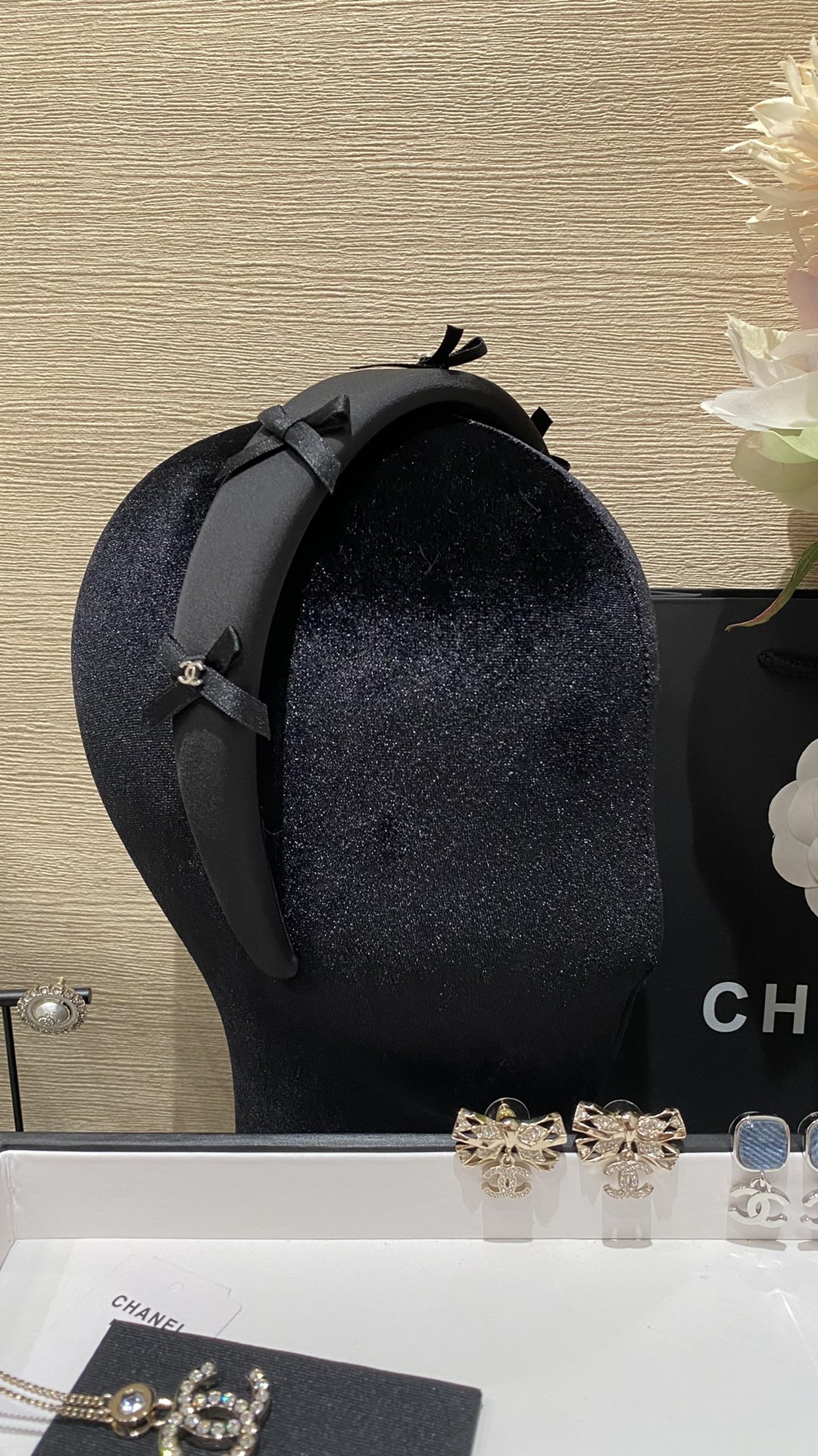 NO:631629,88160, new product, sweet wrought bow small double C headband, silver black/gold pink, small ribbon bow design, age-reducing temperament and a bit cute, a beautiful face should be boldly exposed, the upper body is full of nobility, wearing it makes you look like a beautiful little fairy, Cardia high-end jewelry1986090988160, 新品 甜美锻带蝴蝶结小双c发箍 银黑色/金粉色 小丝带蝴蝶结设计 减龄气质又带点可爱 漂亮的脸蛋就应该大胆的露出来 上身贵气感满满 戴上又是美美的小仙女,,卡迪亚高端饰品,Jewelry