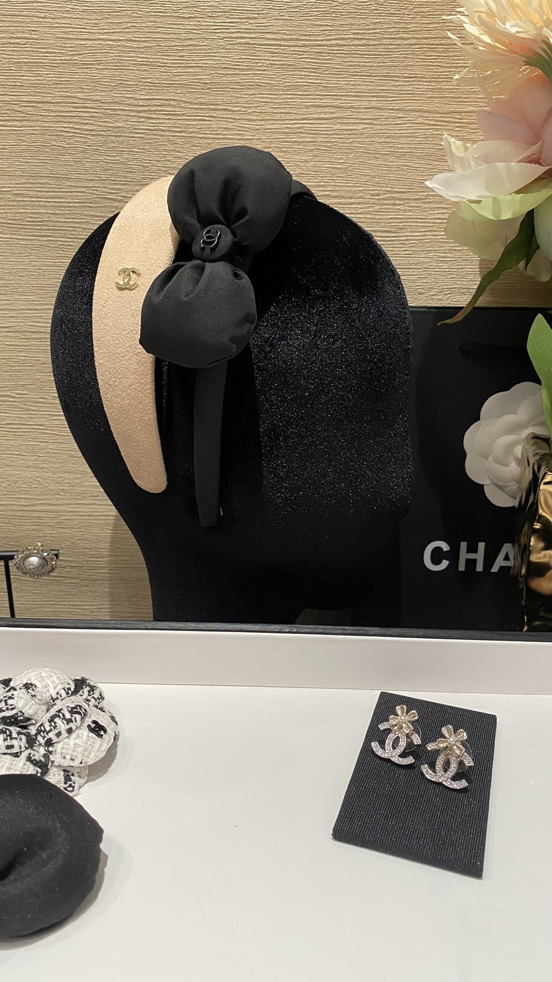 NO:631359,88160, bow quilted cotton double-C hairband and hairpin. The interior is filled with cotton craftsmanship. It has a particularly three-dimensional effect. The upper body is like a standing black swan. There is a kind of beauty that combines contemporary art and fashion accessories. It is full of nobility whether it is matched with a suit or worn daily. Wear with a sense of autumn and winter atmosphere. Favorite Jimei private, hairpins, Cardia high-end jewelry1986090988160, 蝴蝶结绗棉双c发箍 发夹 内里填充棉花工艺 特别有立体感 上身像一只屹立的黑天鹅 有一种当代艺术和时尚配饰重组在一起的美感 无论是搭配套装或者日常佩戴都贵气满满 秋冬氛围感穿搭 喜欢的集美私,,hairpins,卡迪亚高端饰品,Jewelry