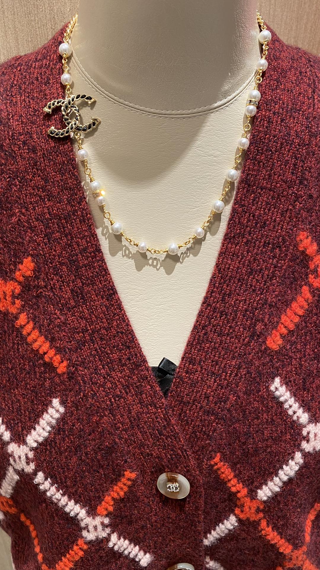 NO:104070,Retro black gold double c spiral leather pearl necklace. Black gold and lambskin design. A necklace with no age limit. Spiral leather craftsmanship. The upper body effect is full of high-end. The most versatile item in the wardrobe in autumn and winter. The texture is super good. The winter atmosphere is full. The rich beauty closes her eyes, Chanel necklace, chanel, necklace, sheepskin19860909复古黑金双c螺旋式穿皮珍珠短项链 黑金与小羊皮的设计 没有年龄界限的一款项链 螺旋式穿皮工艺 上身效果高级感满满 秋冬季节衣橱里最百搭的单品 质感超赞 冬日氛围感直接拉满 富美们闭眼入,香奈儿项链,chanel,necklace,sheepskin,Jewelry