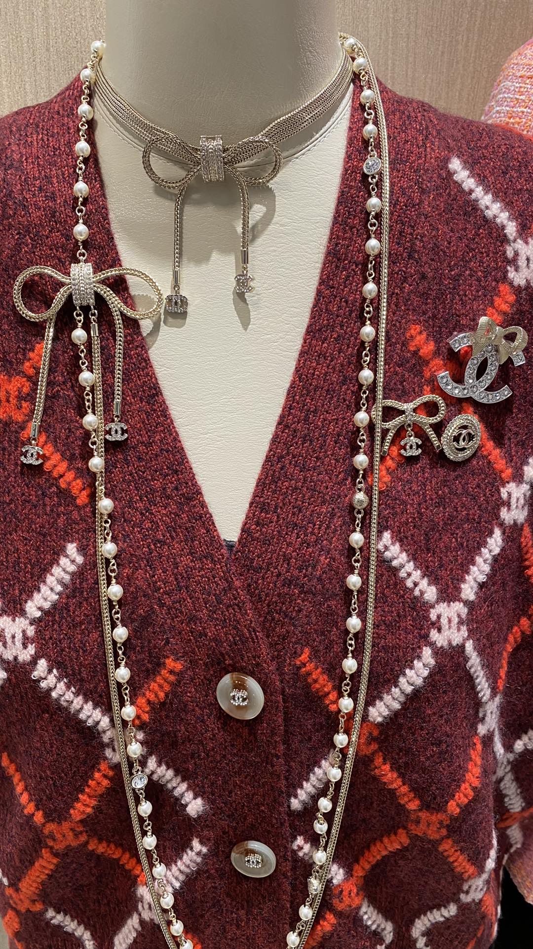 NO:633302,[New style sharing] Light gold three-dimensional bow wheat ear chain double c tassel pendant necklace Three-dimensional gift tying method bow wide version neck chain design The upper body has the feeling of a rich family. It is comfortable to wear and beautiful and exquisite. The tassel pendant is the finishing touch. The overall combination is a sweet and noble ceiling. Swarovski crystal diamond brass material 88240, necklace, Cartier high-end jewelry19860909【新款分享】  浅金色立体蝴蝶结麦穗链双c流苏吊坠项链 立体礼物系法蝴蝶结宽版颈链设计 上身自带富家千金感 佩戴舒适且美的精致 流苏吊坠起到点睛之笔 整体搭配上更是甜美贵气的天花板 施华洛晶钻 黄铜材质 88240,,necklace,卡迪亚高端饰品,Jewelry