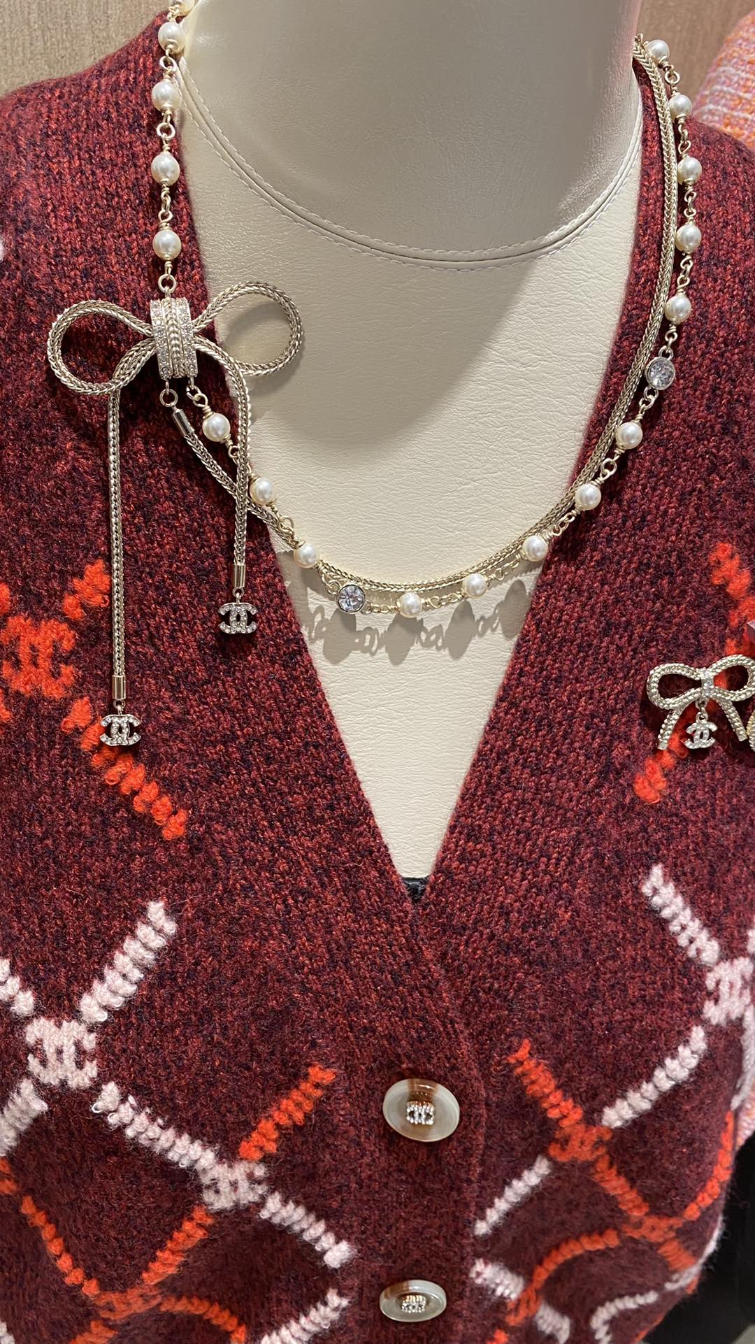 NO:633300,[New style sharing] Light gold three-dimensional bow, wheat ear chain, tassel pendant, double c double strand pearl short necklace, oversized three-dimensional gift bow, one wheat ear chain and one pearl chain. Double chain design. The upper body is stacked and easy to see. The style is sweet, delicate and full of beauty, whether it is daily wear or party arty, it is the focus. Swarovski crystal diamond, brass material 88260, necklace, Cartier high-end jewelry19860909【新款分享】 浅金色立体蝴蝶结麦穗链流苏吊坠双c双链珍珠短项链 超大号立体礼物系法蝴蝶结一条麦穗链一条珍珠链 双链设计 上身自带叠戴即视感 风格甜美精致且富有美感 无论是日常佩戴或者聚会 arty都是聚焦点 施华洛晶钻 黄铜材质88260,,necklace,卡迪亚高端饰品,Jewelry