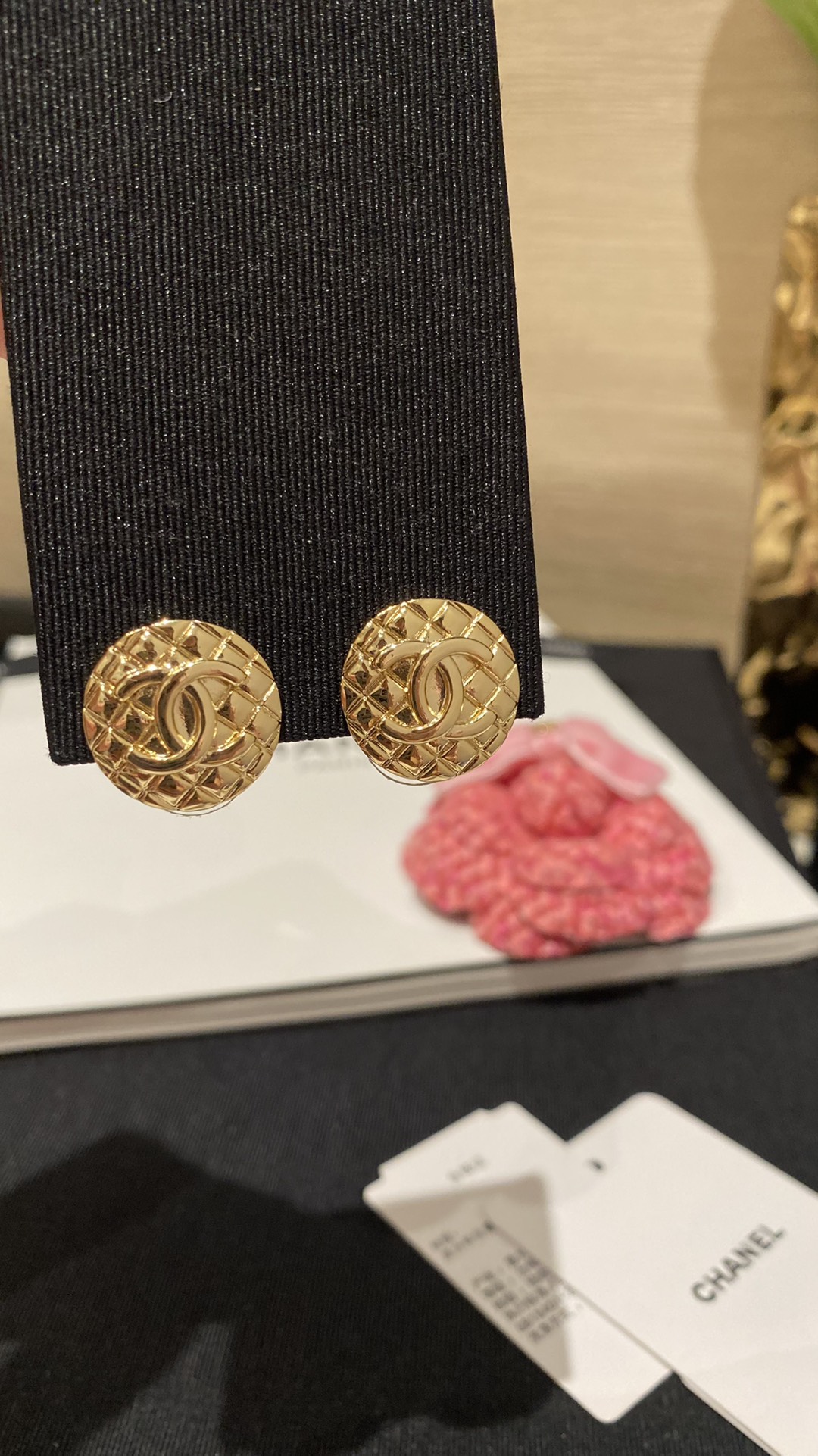 NO:102752,[New style sharing] Round diamond gold coin relief earrings Medium style, Chanel earrings, chanel19860909【新款分享】  圆形菱格金色钱币浮雕耳钉 中古款式,香奈儿耳钉,chanel,Jewelry