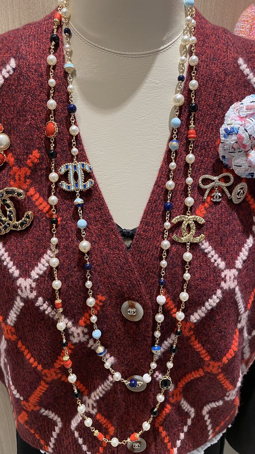 NO:633287,[New Product Sharing] 88320 New Product Vintage Southern Ruby Black Glazed Gold Double C Lava Embossed Pearl Sweater Chain. The double C part is made of embossed lava crochet. The back is a classic rhombus texture, full of retro feel. The necklace is highlighted by oval southern rubies and black agate, embellished with special-shaped spiral glass and Swarovski pearls. The details are perfect. The overall color system gives people a calm, restrained, gentle and powerful feeling. The lava relief is the highlight of this season.  The color blends with the festival in the second half of the year. The upper body is like a flower of wealth. Recommended, sweaters, necklace, Cartier high-end jewelry19860909【新品分享】88320 新品 复古南红宝石黑色琉璃金色双c熔岩浮雕珍珠毛衣链 双c部分是浮雕熔岩钩花工艺 背面是经典的菱格纹理 复古感满满 项链以椭圆南红宝石和黑玛瑙为亮点 点缀异形螺旋琉璃和施华洛珍珠 细节满分 整体色系给人沉稳内敛且温柔有力量感 熔岩浮雕作为这一季的亮点 颜色与下半年的节日相融合 上身就是富贵花般的存在 推荐,,sweaters,necklace,卡迪亚高端饰品,Jewelry