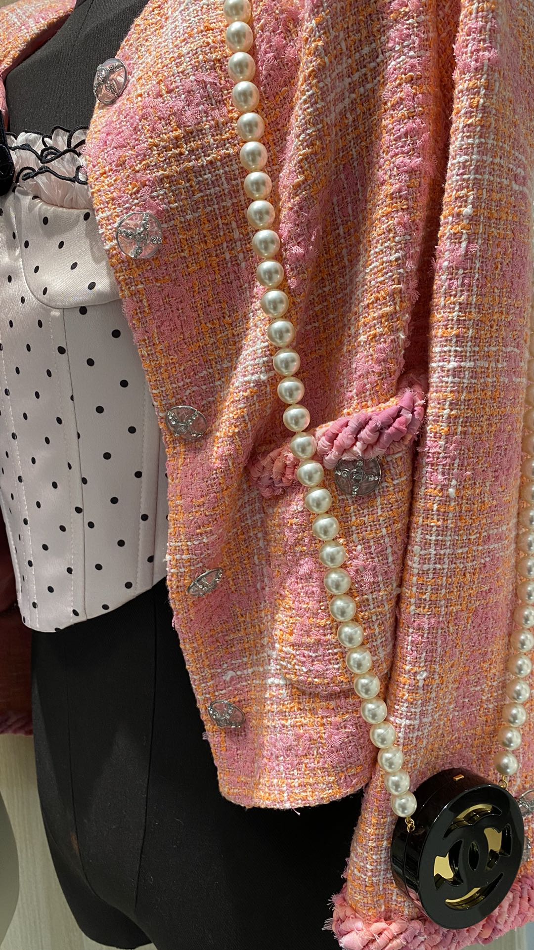 NO:633082,[New Style Sharing] New Product Black Gold Round Cake Glazed Resin Double C Pearl Lambskin Crossbody Chain Powder Small Box Bag. The black gold color scheme is high-end and retro. The shape is niche and not easy to clash with. The chain is designed with half large pearls and half leather. As a bag, it is compact but substantial. It has a very photogenic presence. It adds a lot of points to the outfit. The size is very mini. It is a small waste bag that can hold a few small items!  ,,sheepskin,Cardia high-end jewelry19860909【新款分享】 新品 黑金圆饼琉璃树脂双c珍珠小羊皮斜挎链粉饼小盒子包 黑金配色高级又复古 造型小众且不易撞款 链条一半大颗珍珠一半穿皮设计 做为包包整体小巧却有份量 上镜非常有存在感 为穿衣搭配加分不少 尺寸很mini 是可以装一丢丢小物件的小废包！,,sheepskin,卡迪亚高端饰品,Jewelry