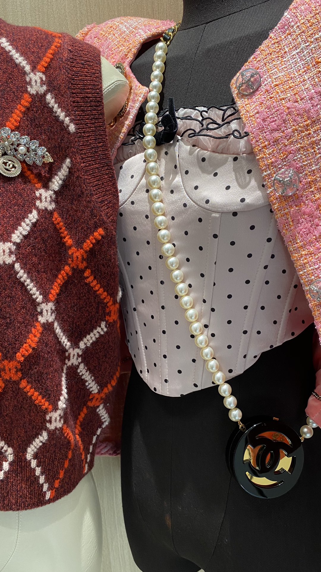 NO:633098,New arrival: black gold round cake glazed resin double c pearl lambskin cross-body chain powder compact box bag. The black gold color scheme is high-end and retro. The shape is niche and not easy to clash with. The chain is half a large pearl and half is pierced through leather. As a bag, it is compact but substantial. It is very photogenic and has a sense of presence. It adds a lot of points to the outfit. The size is very mini. It is a small waste bag that can hold a few small items!  88450,,sheepskin,Cardia high-end jewelry19860909新品 黑金圆饼琉璃树脂双c珍珠小羊皮斜挎链粉饼小盒子包 黑金配色高级又复古 造型小众且不易撞款 链条一半大颗珍珠一半穿皮设计 做为包包整体小巧却有份量 上镜非常有存在感 为穿衣搭配加分不少 尺寸很mini 是可以装一丢丢小物件的小废包！ 88450,,sheepskin,卡迪亚高端饰品,Jewelry