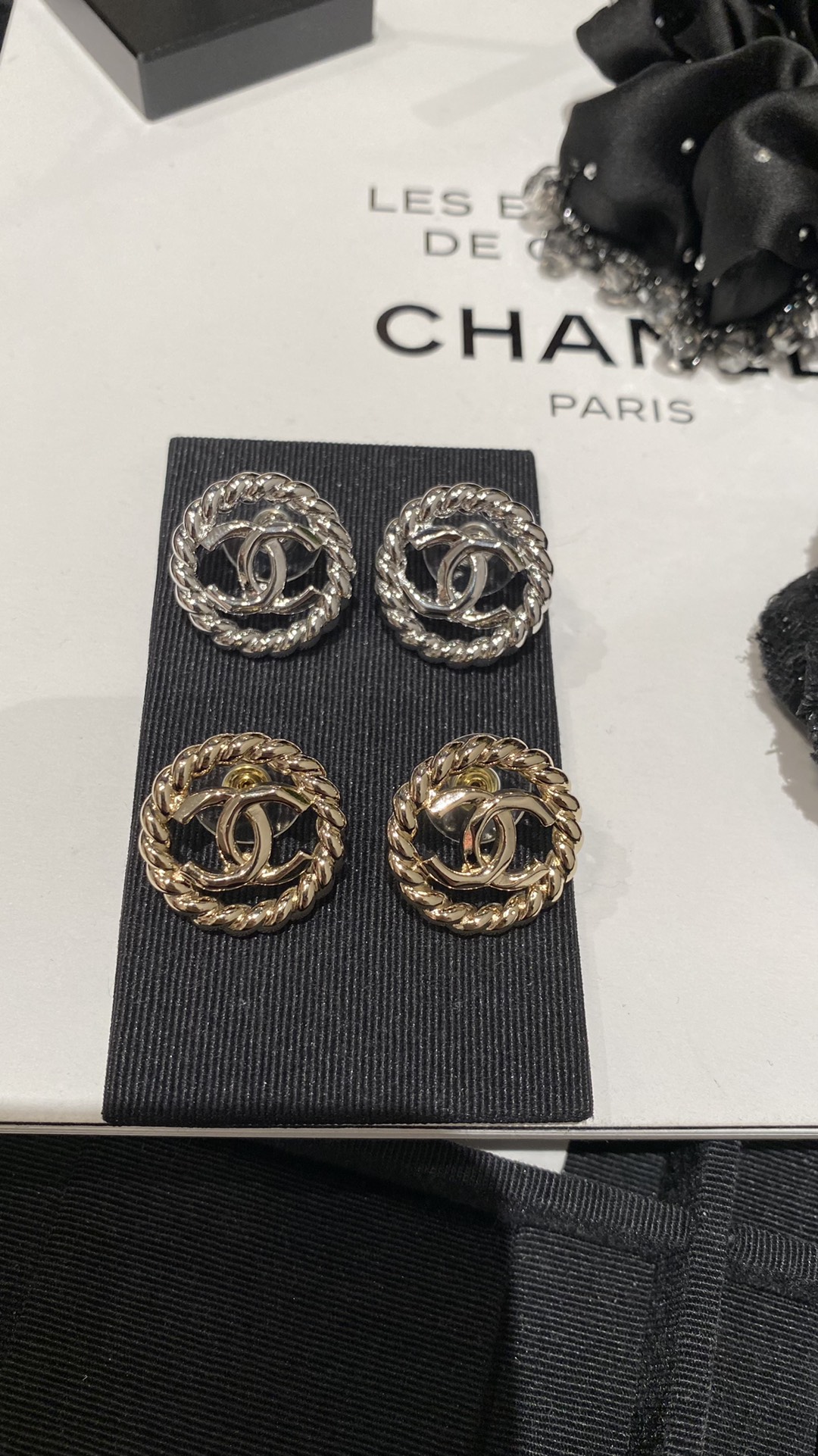 NO:102765,[New style sharing] New product Silver light gold twist round hollow double C stud earrings Round twist wreath hanging in the circle Double C design Exquisite, compact and solid, strong wearable, elegant and elegant upper ears, simple and very high-end texture, very good texture, very easy to match for daily commuting and dates Silver & light gold Customized, Chanel earrings, chanel19860909【新款分享】 新品 银色浅金色麻花圆形镂空双c耳钉 圆形麻花圈圈内悬空双c设计 精致小巧实戴性强 上耳落落大方又不失贵气感 简简单单且非常高级 质感超好 无论是日常通勤&约会出游都非常好搭配 银色&浅金色 定制,香奈儿耳钉,chanel,Jewelry