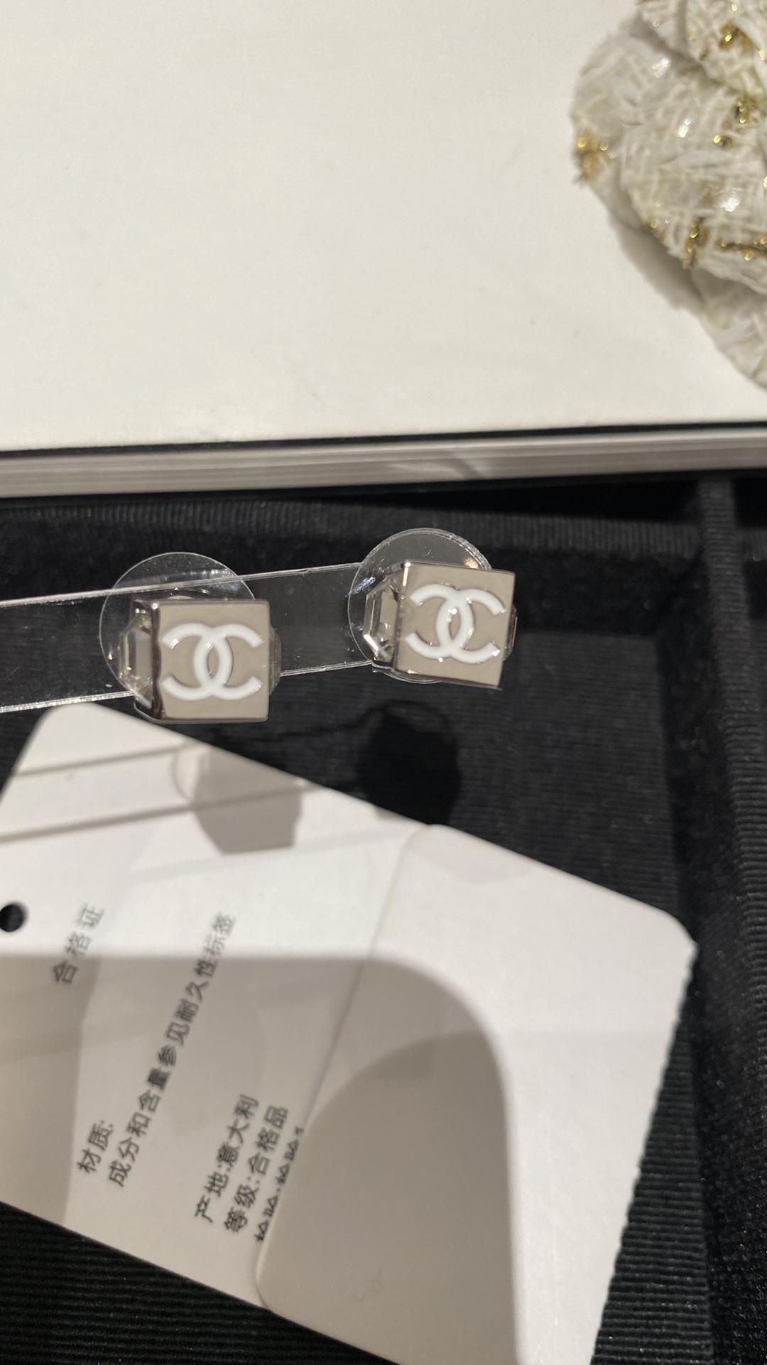 NO:102736,[New style sharing] New product Small sugar cube double c enamel side rhinestone square earrings Silver color matching & black gold color matching Enamel small double c side rhinestone inlay The whole is dice square design Mini size It is very special for daily wear or date traveling Very textured Cool cute and sweet and noble Customized Swarovski diamonds, Chanel earrings, chanel19860909【新款分享】 新品 小方糖双c珐琅侧面水钻正方形耳钉 白银配色&黑金配色 正面是珐琅小双c侧面多切面水钻镶嵌 整体是骰子状的方形设计 mini大小的尺寸 日常佩戴或者约会出游都很特别 非常有质感 可可爱爱又甜美贵气 定制 施华洛晶钻,香奈儿耳钉,chanel,Jewelry