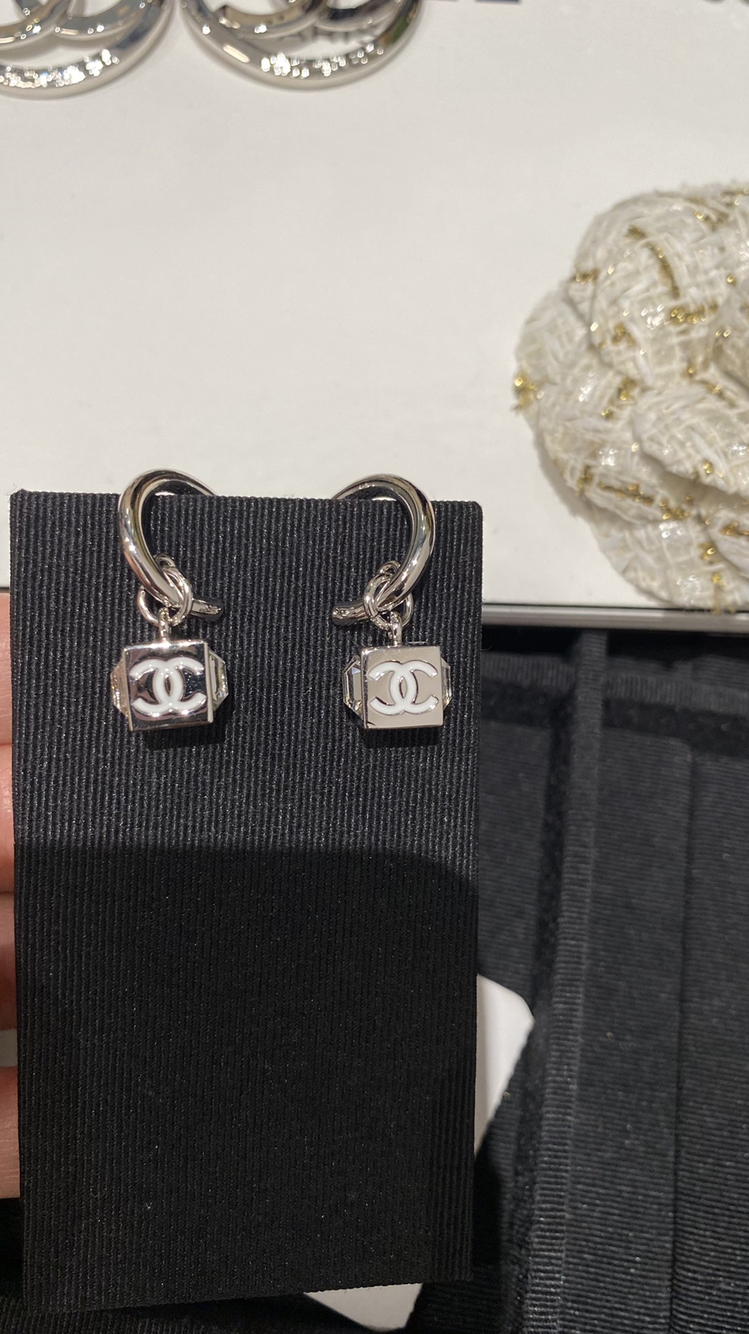 NO:102746,New product Small sugar cube double c enamel side rhinestone square earrings earrings silver color combination & black gold color combination Enamel small double c side rhinestone inlay The whole is dice square ear hook design Mini size It is very special for daily wear or date traveling very textured Cool cute and sweet and noble Customized Swarovski diamonds, Chanel earrings, chanel, earrings19860909新品 小方糖双c珐琅侧面水钻正方形耳环耳圈 白银配色&黑金配色 正面是珐琅小双c侧面多切面水钻镶嵌 整体是骰子状的方形耳勾设计 mini大小的尺寸 日常佩戴或者约会出游都很特别 非常有质感 可可爱爱又甜美贵气 定制 施华洛晶钻,香奈儿耳钉,chanel,earrings,Jewelry