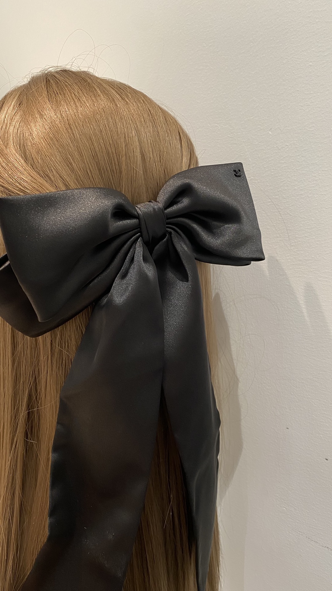 NO:631362,New product: Oversized satin bow black double-C hairpin. Satin material. Good drape and strong sense of presence. The upper body can easily have a high crown and a sense of sight. Versatile and durable. It is stunningly beautiful with half-tied or round hair. Full of princess feeling. It is very elegant even if you are younger. It is suitable for dates, outings or dinners. 88170, hairpins, Cardia high-end jewelry19860909新品 超大号缎面蝴蝶结黑色双c发夹 缎面材质 垂感好且存在感很强 上身轻松拥有高颅顶即视感 百搭耐看 半扎or丸子头都美到惊艳 公主感满满 减龄还非常显气质 无论约会出游或者参加晚宴都很合适88170,,hairpins,卡迪亚高端饰品,Jewelry