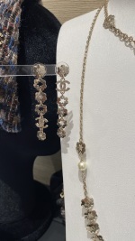 Chanel Bijoux Boucle D'Oreille Or Travail ouvert 1 Chanel Bijoux Boucle D’Oreille Or Travail ouvert