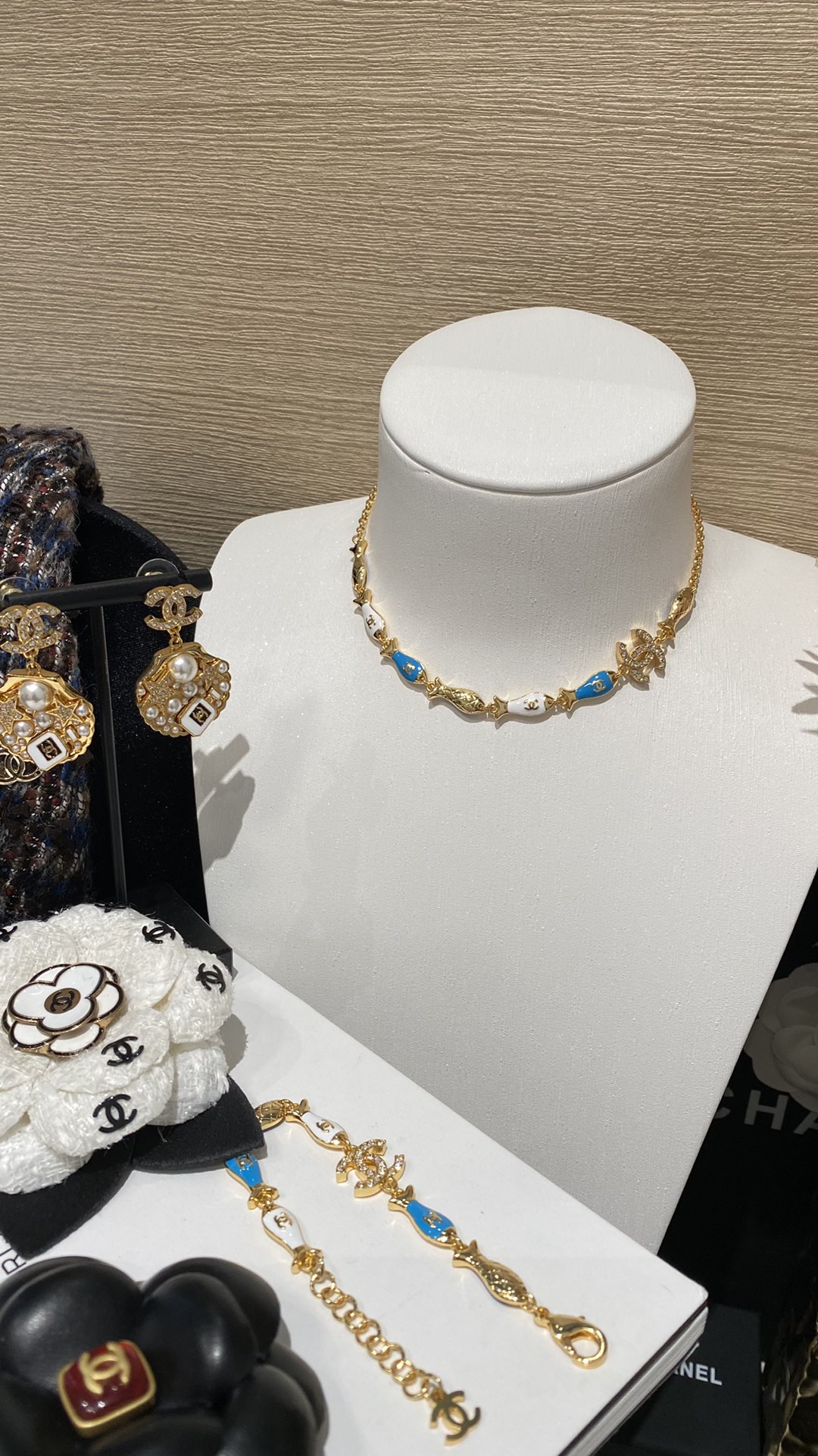 NO:633303,[Recommended latest item] 88220 New product Colorful enamel small fish gold rhombus full diamond double C necklace Early spring vacation series marine elements Playful, energetic and high-end Light blue White enamel and gold are matched with rich colors and full details. The entire necklace fully embodies the pleasant seaside city. The colorful fish carvings are lifelike. It exudes a relaxed, joyful and romantic vacation atmosphere. It can be worn on both sides.  Whether worn alone or stacked, it is fashionable and elegant, necklace, Cartier high-end jewelry19860909【最新单品推荐】88220  新品 彩色珐琅小鱼金色菱格满钻双c颈链 早春度假系列海洋元素 俏皮活力又高级 浅蓝色 白色珐琅与金色做搭配 色彩丰富细节满满 整条项链把惬意的海边城市体现的淋漓尽致 五彩缤纷的小鱼雕刻的栩栩如生 散发着轻松愉悦又浪漫的度假气息 双面可佩戴 无论是单戴或者叠搭都很时髦贵气,,necklace,卡迪亚高端饰品,Jewelry