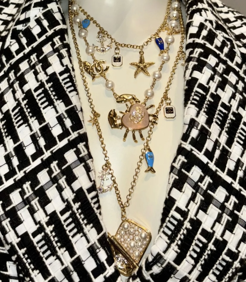 NO:633301,[New Product Sharing] Sardine Pearl Can Golden Tassel Pendant Small Fish Starfish Anchor Perfume Bottle Full of Diamonds Medium-Length Necklace Half-open sardine can covered with pearls and hanging small fish design Very interesting and playful and full of vitality The picture is very strong It feels like you have arrived at the seaside city Early spring vacation series marine life small pendant has clear texture, rich colors and full of details. When wearing it, you have a sense of freedom on vacation and a romantic encounter with the ocean.  88300,,necklace,Cardia high-end jewelry19860909【新品分享】  沙丁鱼珍珠罐头金色流苏小挂件小鱼海星船锚香水瓶满钻中长款项链 半开的沙丁鱼罐头满铺珍珠且悬挂小鱼设计 非常趣味俏皮又满满生命力 画面感极强 仿佛来到了海滨城市 早春度假系列海洋生物小挂件纹理清晰 色彩丰富 细节满满 佩戴时有度假的自由感也有与海洋的浪漫邂逅 88300,,necklace,卡迪亚高端饰品,Jewelry